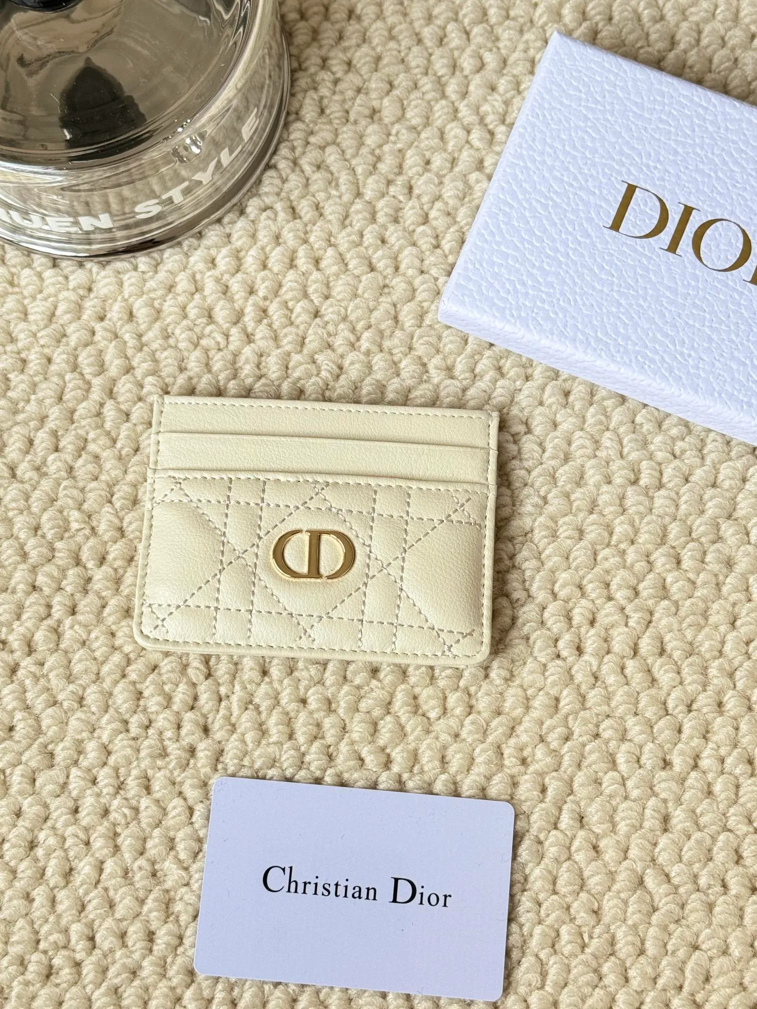 💰110 No.: S5130 Carefully crafted from soft cowhide, decorated with cannage pattern topstitching and embellished with the "CD" logo on the front. Elegant and sophisticated, it has five card slots and is suitable for various occasions. Size: 10.5*7.5cm Dior Caro five-compartment card holder is a new product this season, elegant and practical.