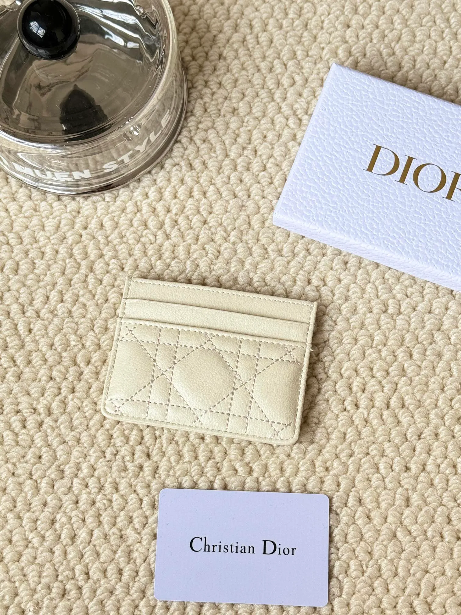 💰110 No.: S5130 Carefully crafted from soft cowhide, decorated with cannage pattern topstitching and embellished with the "CD" logo on the front. Elegant and sophisticated, it has five card slots and is suitable for various occasions. Size: 10.5*7.5cm Dior Caro five-compartment card holder is a new product this season, elegant and practical.