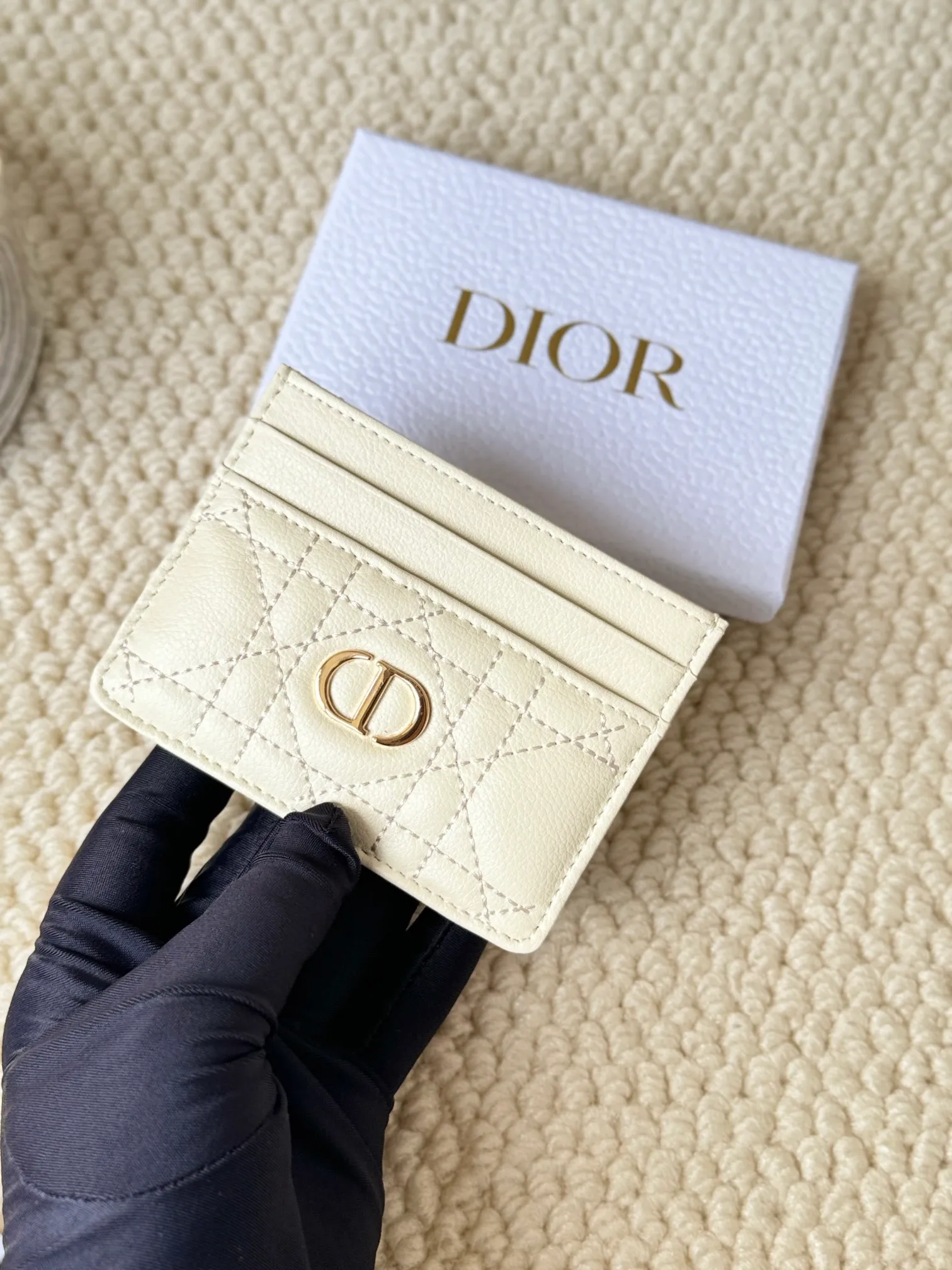 💰110 No.: S5130 Carefully crafted from soft cowhide, decorated with cannage pattern topstitching and embellished with the "CD" logo on the front. Elegant and sophisticated, it has five card slots and is suitable for various occasions. Size: 10.5*7.5cm Dior Caro five-compartment card holder is a new product this season, elegant and practical.