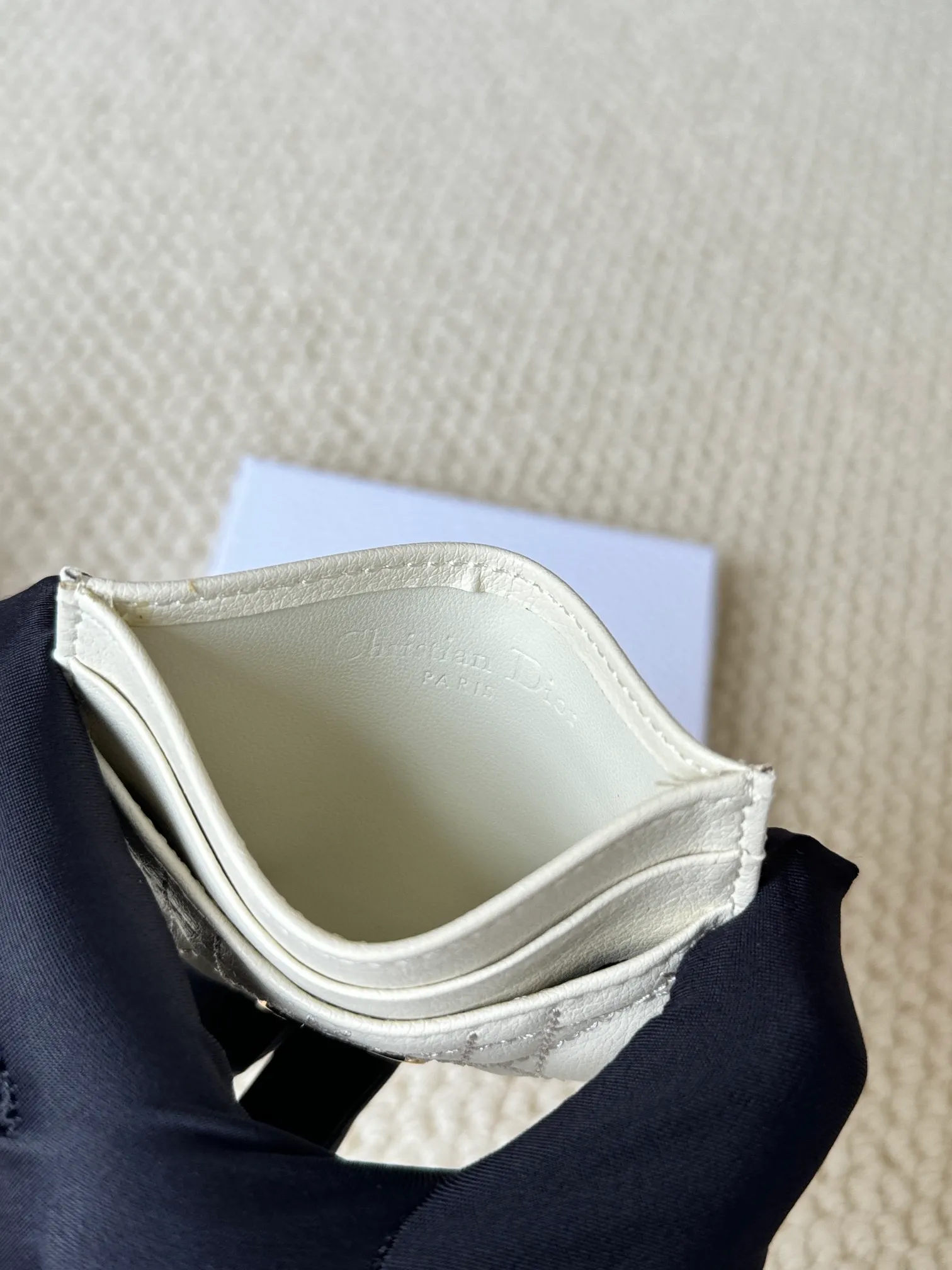 💰110 No.: S5130 Carefully crafted from soft cowhide, decorated with cannage pattern topstitching and embellished with the "CD" logo on the front. Elegant and sophisticated, it has five card slots and is suitable for various occasions. Size: 10.5*7.5cm Dior Caro five-compartment card holder is a new product this season, elegant and practical.
