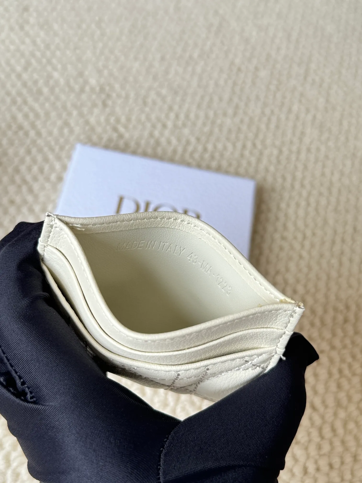 💰110 No.: S5130 Carefully crafted from soft cowhide, decorated with cannage pattern topstitching and embellished with the "CD" logo on the front. Elegant and sophisticated, it has five card slots and is suitable for various occasions. Size: 10.5*7.5cm Dior Caro five-compartment card holder is a new product this season, elegant and practical.
