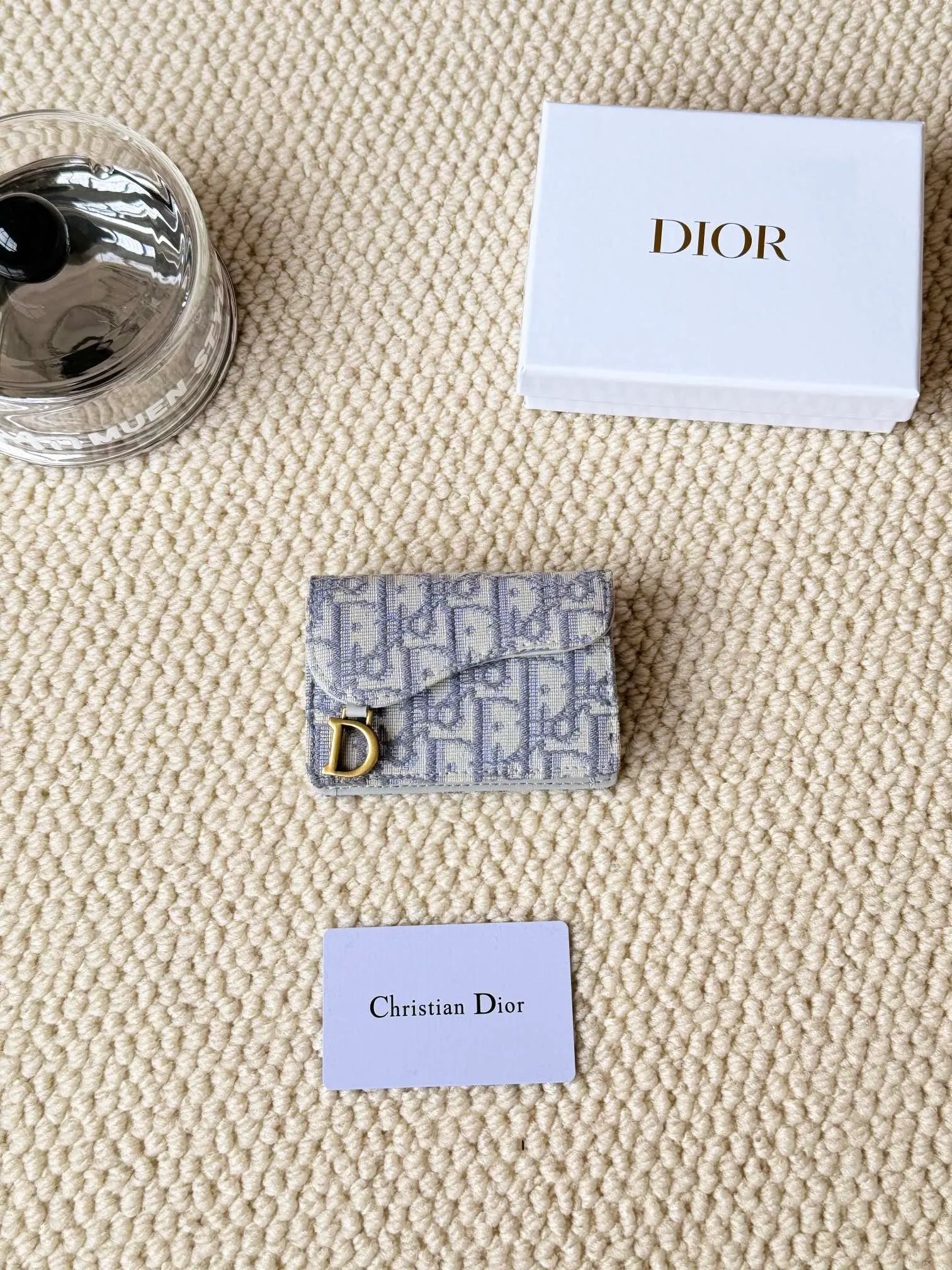 💰120 dior classic new saddle card holder is now available! It’s a small one and can hold a dozen cards and a few cash, which is enough for today’s people! The retro classic Oblique print, paired with exquisite hot stamping accessories "D" lettering, adds a modern style to the whole, with a retro feel and a full sense of fashion... Style number 5611, size: 10.5x7cm