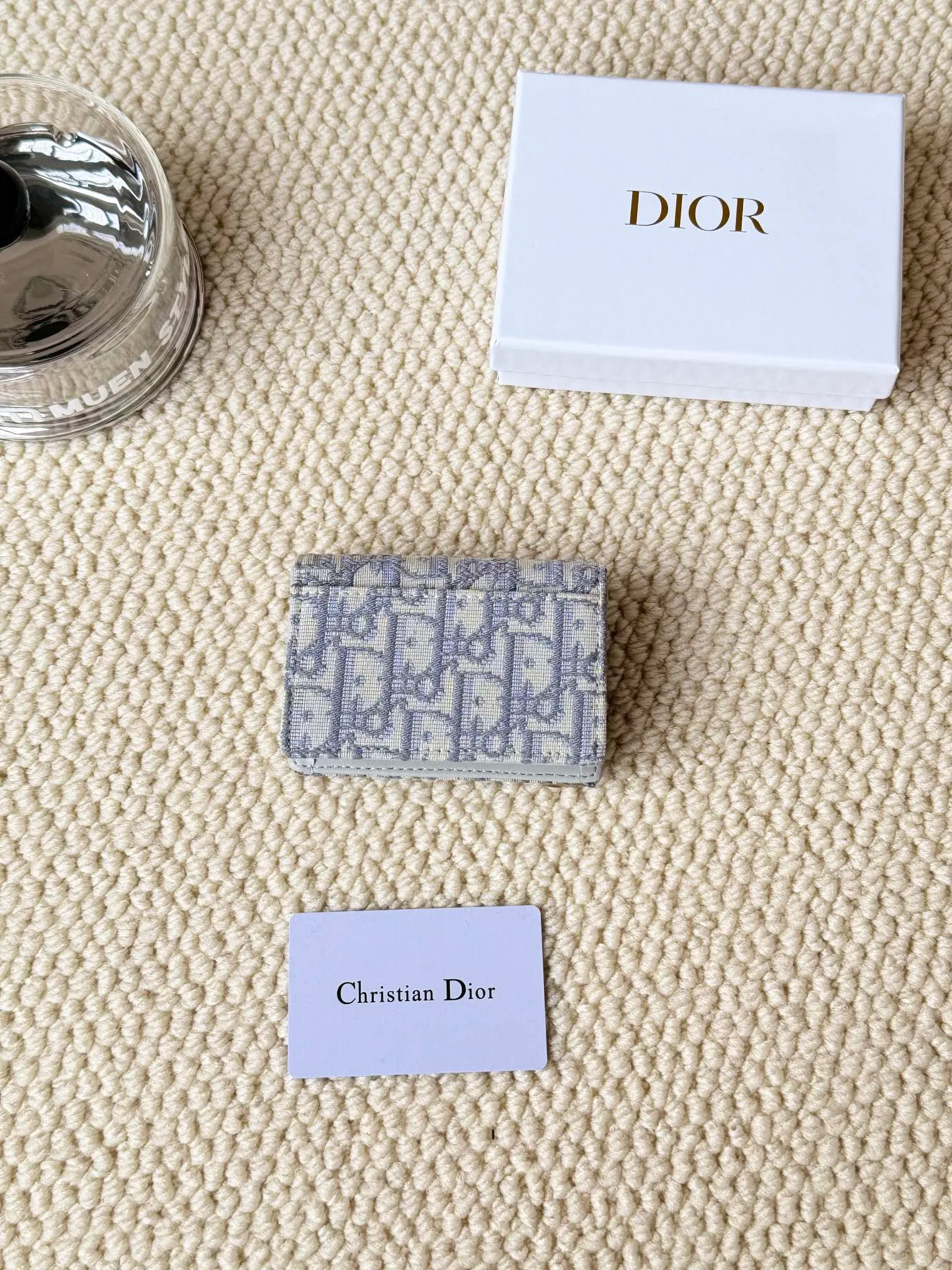 💰120 dior classic new saddle card holder is now available! It’s a small one and can hold a dozen cards and a few cash, which is enough for today’s people! The retro classic Oblique print, paired with exquisite hot stamping accessories "D" lettering, adds a modern style to the whole, with a retro feel and a full sense of fashion... Style number 5611, size: 10.5x7cm