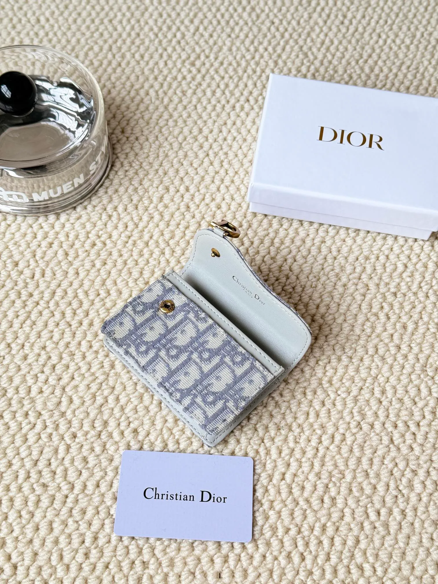 💰120 dior classic new saddle card holder is now available! It’s a small one and can hold a dozen cards and a few cash, which is enough for today’s people! The retro classic Oblique print, paired with exquisite hot stamping accessories "D" lettering, adds a modern style to the whole, with a retro feel and a full sense of fashion... Style number 5611, size: 10.5x7cm