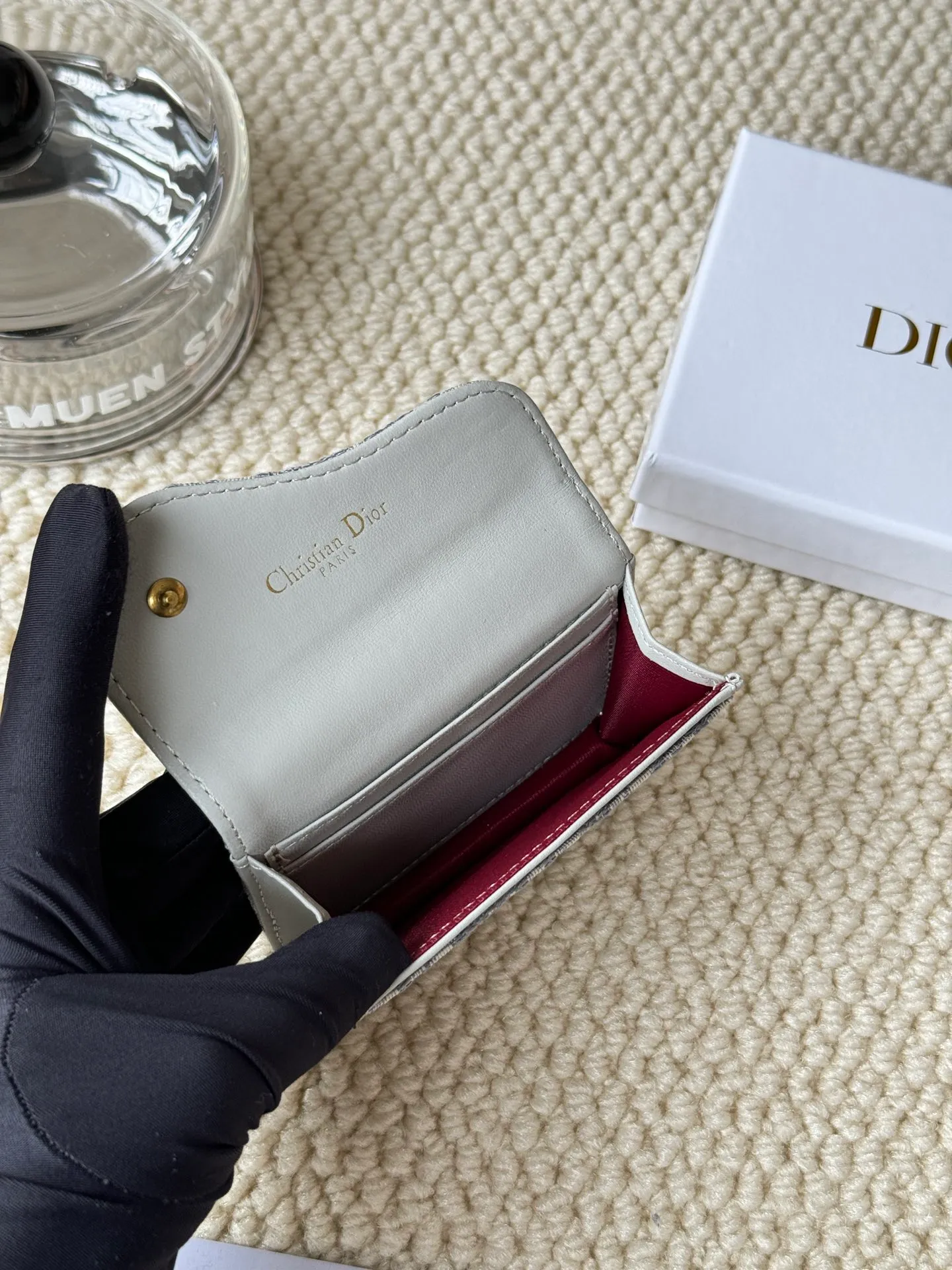 💰120 dior classic new saddle card holder is now available! It’s a small one and can hold a dozen cards and a few cash, which is enough for today’s people! The retro classic Oblique print, paired with exquisite hot stamping accessories "D" lettering, adds a modern style to the whole, with a retro feel and a full sense of fashion... Style number 5611, size: 10.5x7cm