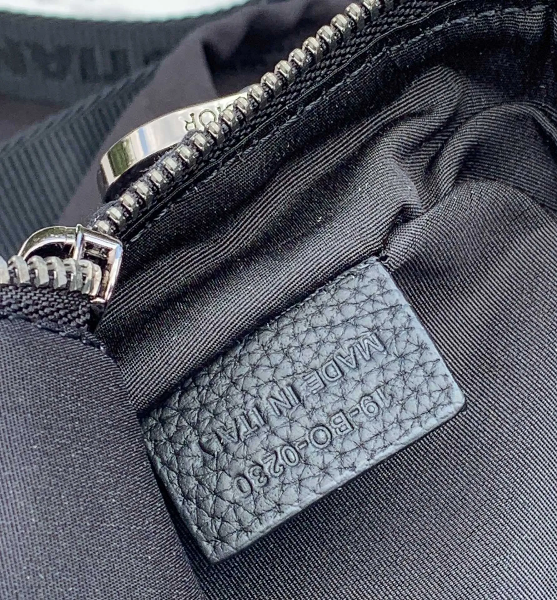 ❗️❗️❗️Free shipping with SF Express for year-end events❗️❗️❗️💰1300 Size: 22X15X6cm Dior messenger camera bag, shipped from the factory, the bag body uses the original CD Diamond pattern cotton canvas is carefully made, the fabric is light and flexible, the bag shape is crisp, the texture is clear, the material is wear-resistant, durable and easy to take care of, the small "DIOR" logo on the front, the top two-way zipper opening and closing, more convenient to take, decorated with the same color adjustable and removable Christian Dior logo cow leather and nylon jacquard shoulder straps, shoulder strap design, very user-friendly and thoughtful design, the upper body is very comfortable, the interior design is neat and spacious, simple and practical, it has a concave shape, it can be carried by men and women, and it is not easy to bump into bags. It is very worth buying.