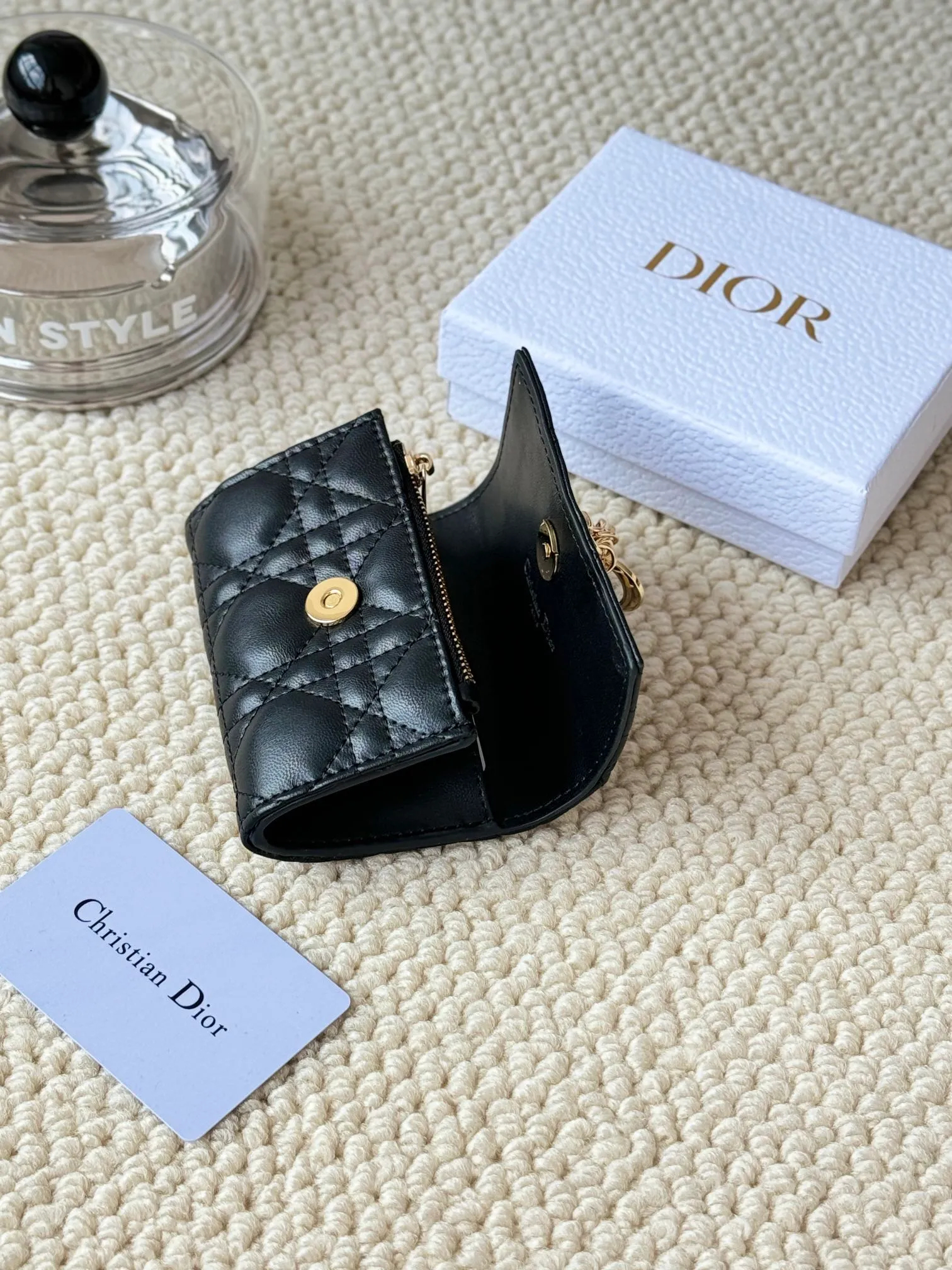💰150 No.: S0966ONMJ_M413 Size: 11x7.5x2.5cm This My Dior Glycine wallet is compact, practical and unique. Crafted from blush pink sheepskin, it is decorated with a cannage pattern and features a D.I.O.R. charm on the front to enhance the style. Elegant and refined, it can store a variety of daily necessities, is suitable for various occasions, and can be matched with other My Dior items. Front D.I.O.R. charm 2 card slots 1 zipped compartment 1 spacious interior compartment Made in Italy