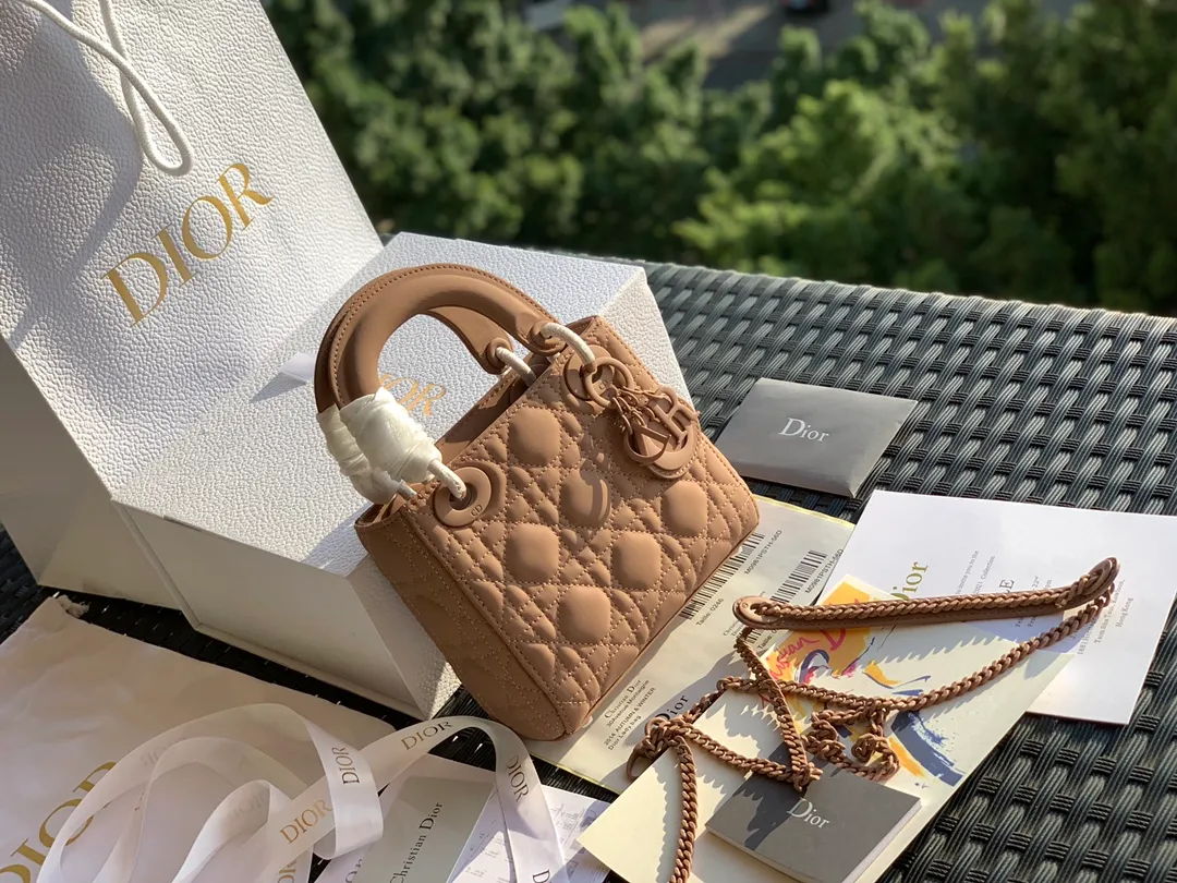 The top upgraded version 💰1800, the size is 17×15×7, the nude pink three-frame frosted model, another model that cannot be given up after the patent leather model! The Princess Diana bag has always been the top entry-level item in the D family! There are many people selling it, and even more say it is "genuine", but only a few can fit it into the cabinet! As the old saying goes, our original channels ➕ original ➕ raw materials ➕ original craftsmanship! It’s just basic to allow everyone to go to the counter freely! You can't get it even if you have money at the counter. No matter what kind of clothes you match it with for various occasions, you only need it all year round and it will last forever!