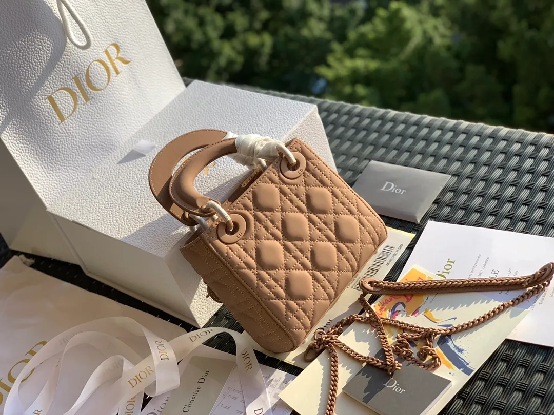 The top upgraded version 💰1800, the size is 17×15×7, the nude pink three-frame frosted model, another model that cannot be given up after the patent leather model! The Princess Diana bag has always been the top entry-level item in the D family! There are many people selling it, and even more say it is "genuine", but only a few can fit it into the cabinet! As the old saying goes, our original channels ➕ original ➕ raw materials ➕ original craftsmanship! It’s just basic to allow everyone to go to the counter freely! You can't get it even if you have money at the counter. No matter what kind of clothes you match it with for various occasions, you only need it all year round and it will last forever!