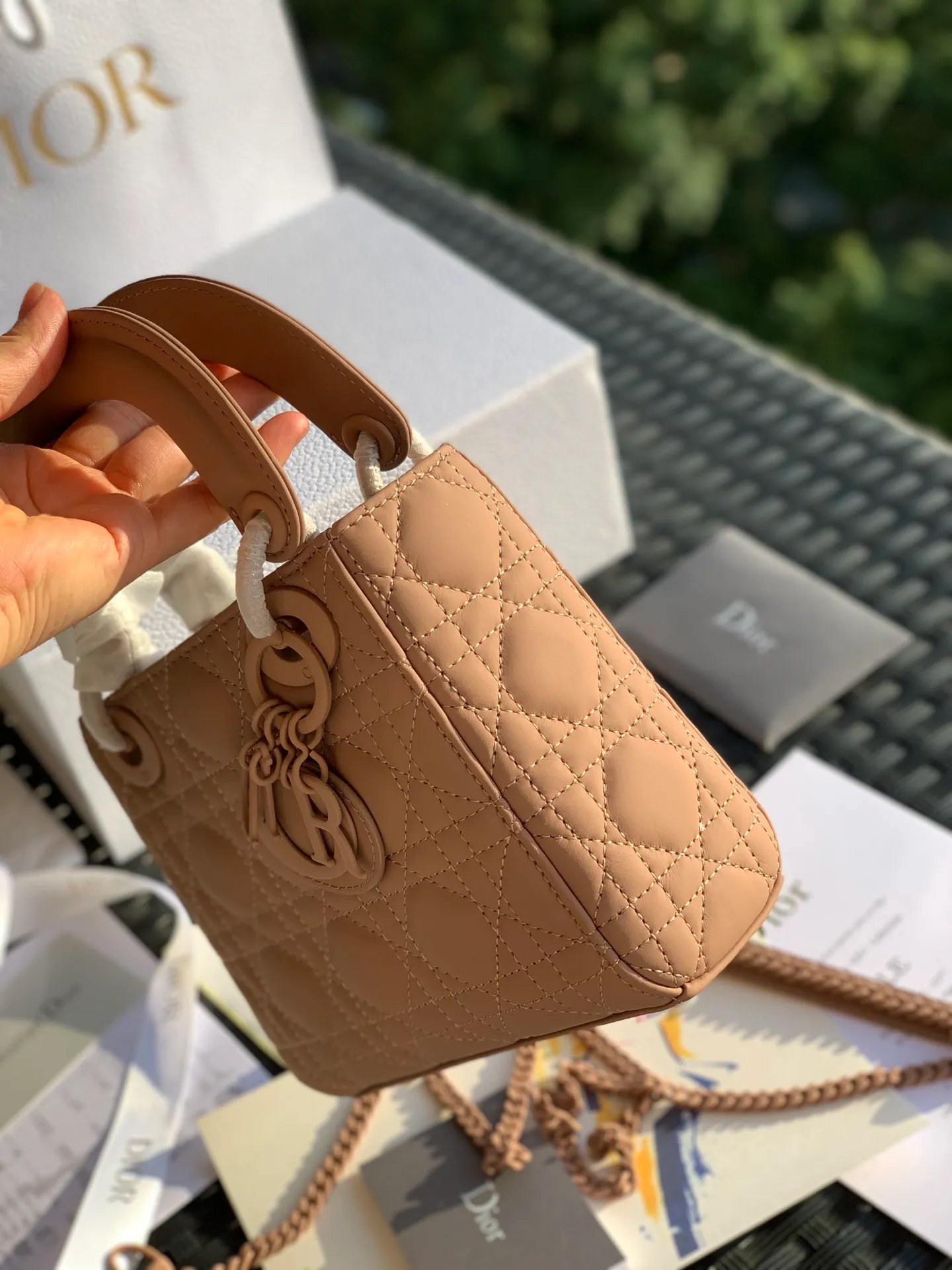 The top upgraded version 💰1800, the size is 17×15×7, the nude pink three-frame frosted model, another model that cannot be given up after the patent leather model! The Princess Diana bag has always been the top entry-level item in the D family! There are many people selling it, and even more say it is "genuine", but only a few can fit it into the cabinet! As the old saying goes, our original channels ➕ original ➕ raw materials ➕ original craftsmanship! It’s just basic to allow everyone to go to the counter freely! You can't get it even if you have money at the counter. No matter what kind of clothes you match it with for various occasions, you only need it all year round and it will last forever!