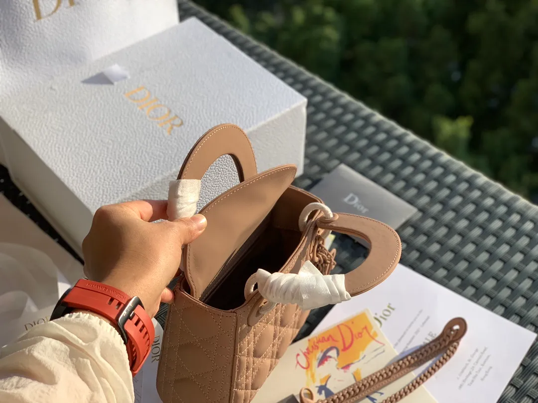 The top upgraded version 💰1800, the size is 17×15×7, the nude pink three-frame frosted model, another model that cannot be given up after the patent leather model! The Princess Diana bag has always been the top entry-level item in the D family! There are many people selling it, and even more say it is "genuine", but only a few can fit it into the cabinet! As the old saying goes, our original channels ➕ original ➕ raw materials ➕ original craftsmanship! It’s just basic to allow everyone to go to the counter freely! You can't get it even if you have money at the counter. No matter what kind of clothes you match it with for various occasions, you only need it all year round and it will last forever!