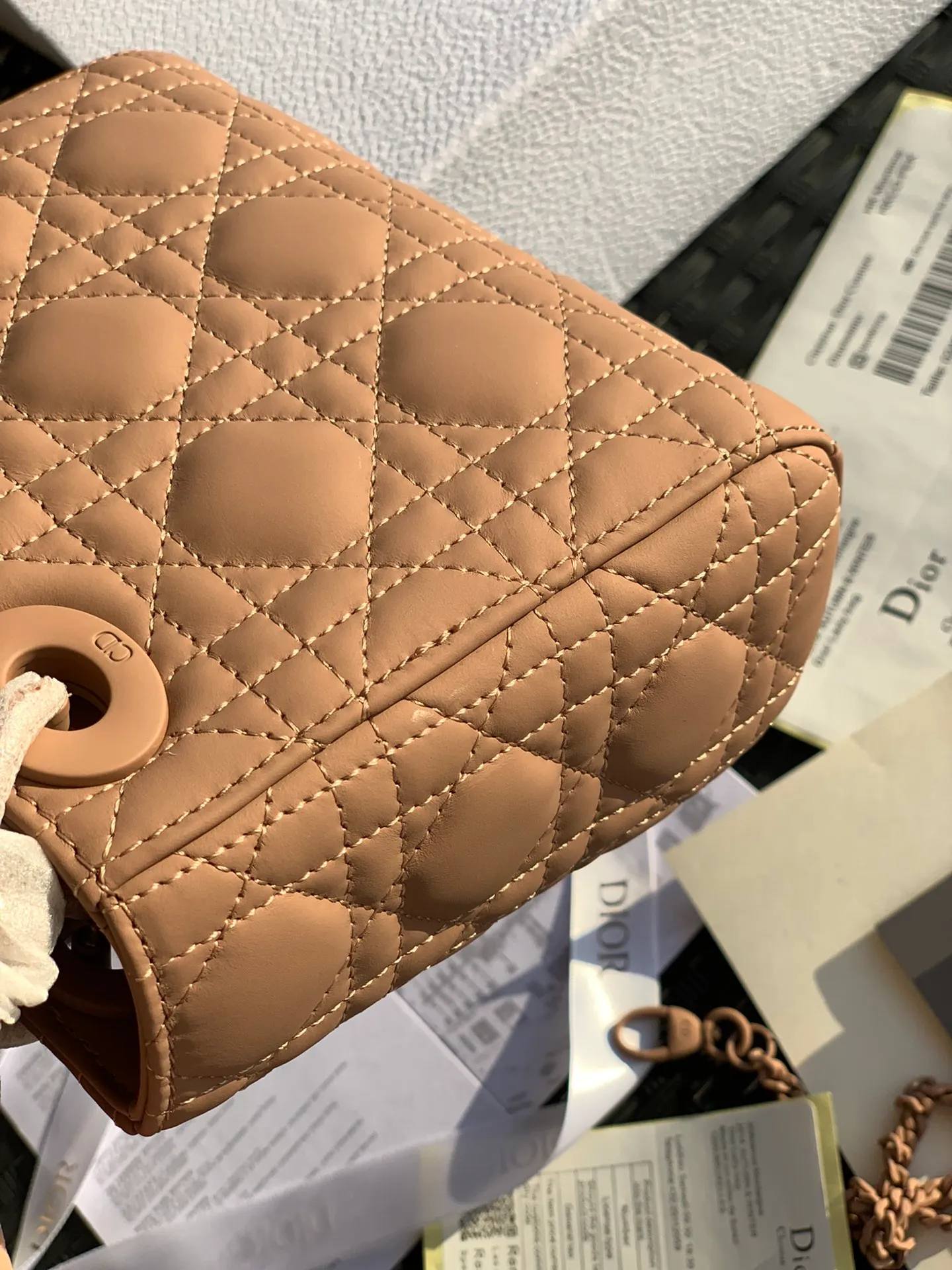 The top upgraded version 💰1800, the size is 17×15×7, the nude pink three-frame frosted model, another model that cannot be given up after the patent leather model! The Princess Diana bag has always been the top entry-level item in the D family! There are many people selling it, and even more say it is "genuine", but only a few can fit it into the cabinet! As the old saying goes, our original channels ➕ original ➕ raw materials ➕ original craftsmanship! It’s just basic to allow everyone to go to the counter freely! You can't get it even if you have money at the counter. No matter what kind of clothes you match it with for various occasions, you only need it all year round and it will last forever!