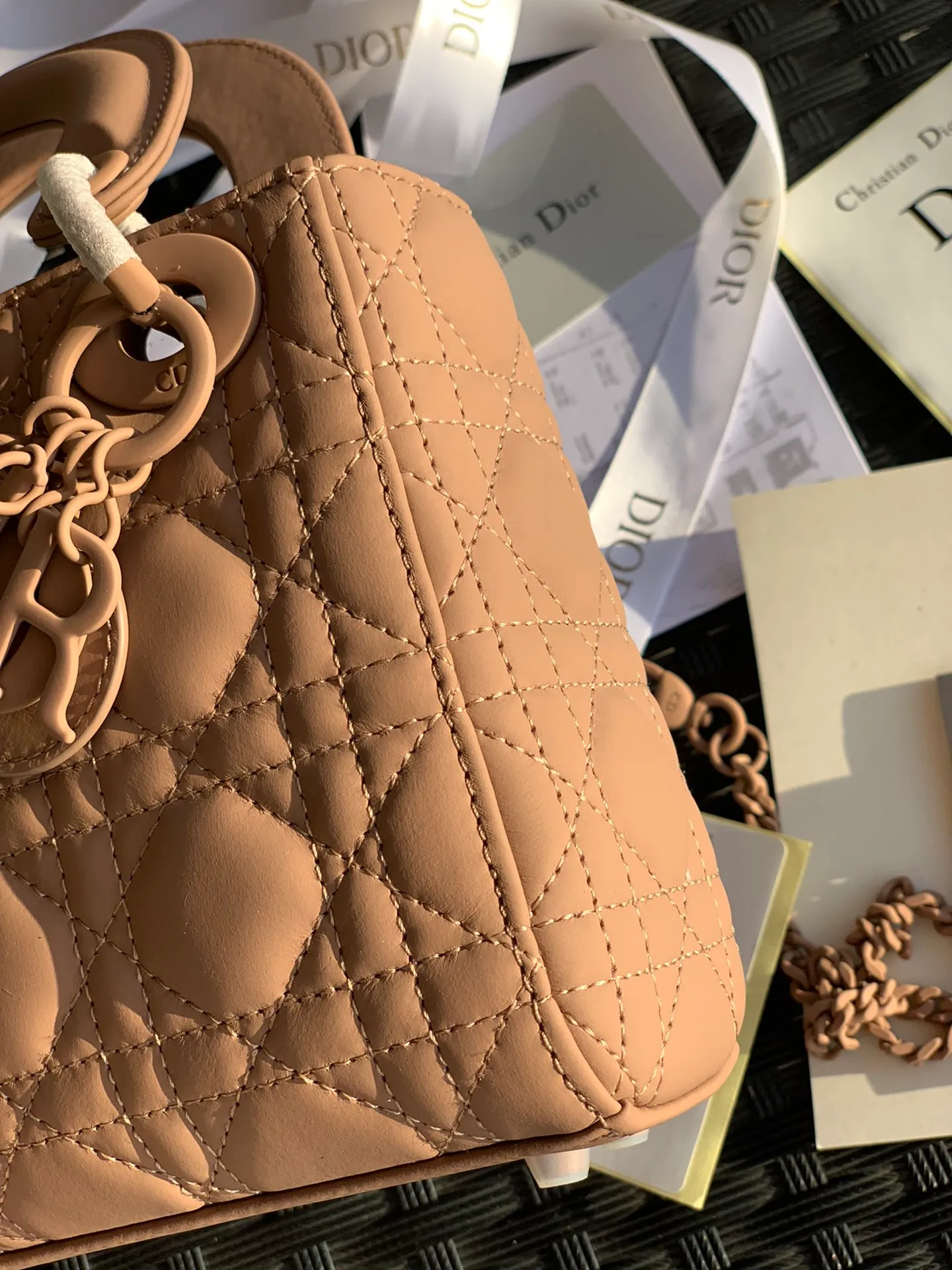 The top upgraded version 💰1800, the size is 17×15×7, the nude pink three-frame frosted model, another model that cannot be given up after the patent leather model! The Princess Diana bag has always been the top entry-level item in the D family! There are many people selling it, and even more say it is "genuine", but only a few can fit it into the cabinet! As the old saying goes, our original channels ➕ original ➕ raw materials ➕ original craftsmanship! It’s just basic to allow everyone to go to the counter freely! You can't get it even if you have money at the counter. No matter what kind of clothes you match it with for various occasions, you only need it all year round and it will last forever!