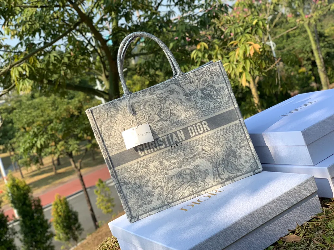 ❗️❗️❗️Free shipping with SF Express for year-end events❗️❗️❗️💰1560 Size 41.5 x 35 x 18 cm large. If you plan to go to the counter to buy his, this is the right place. Our Dio has always relied on word of mouth, especially this brand that convinces people with texture. With millions of stitches of embroidery craftsmanship, there is really no way to fake it. Good texture is written on your face! It is of pure blood, very suitable for counters. It is warm, artistic and shows temperament. The embroidered presbyopic fabric looks very expensive at first glance. It has earned enough attention when going out!
