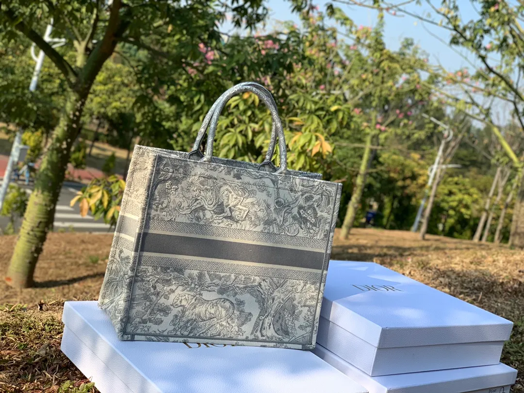 ❗️❗️❗️Free shipping with SF Express for year-end events❗️❗️❗️💰1560 Size 41.5 x 35 x 18 cm large. If you plan to go to the counter to buy his, this is the right place. Our Dio has always relied on word of mouth, especially this brand that convinces people with texture. With millions of stitches of embroidery craftsmanship, there is really no way to fake it. Good texture is written on your face! It is of pure blood, very suitable for counters. It is warm, artistic and shows temperament. The embroidered presbyopic fabric looks very expensive at first glance. It has earned enough attention when going out!