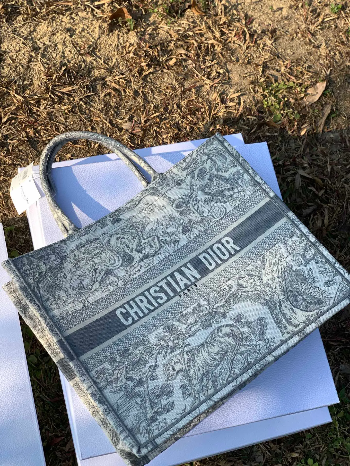 ❗️❗️❗️Free shipping with SF Express for year-end events❗️❗️❗️💰1560 Size 41.5 x 35 x 18 cm large. If you plan to go to the counter to buy his, this is the right place. Our Dio has always relied on word of mouth, especially this brand that convinces people with texture. With millions of stitches of embroidery craftsmanship, there is really no way to fake it. Good texture is written on your face! It is of pure blood, very suitable for counters. It is warm, artistic and shows temperament. The embroidered presbyopic fabric looks very expensive at first glance. It has earned enough attention when going out!