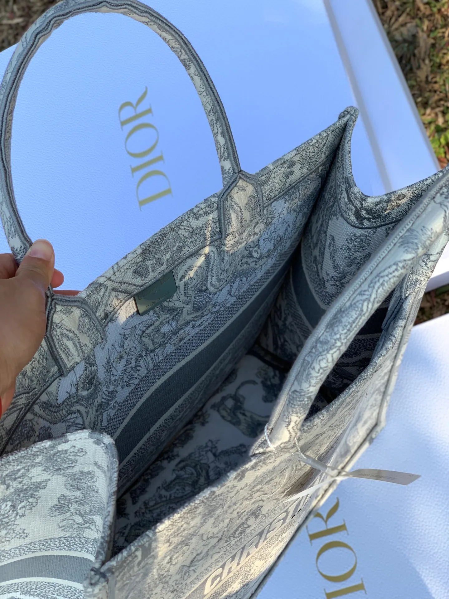 ❗️❗️❗️Free shipping with SF Express for year-end events❗️❗️❗️💰1560 Size 41.5 x 35 x 18 cm large. If you plan to go to the counter to buy his, this is the right place. Our Dio has always relied on word of mouth, especially this brand that convinces people with texture. With millions of stitches of embroidery craftsmanship, there is really no way to fake it. Good texture is written on your face! It is of pure blood, very suitable for counters. It is warm, artistic and shows temperament. The embroidered presbyopic fabric looks very expensive at first glance. It has earned enough attention when going out!