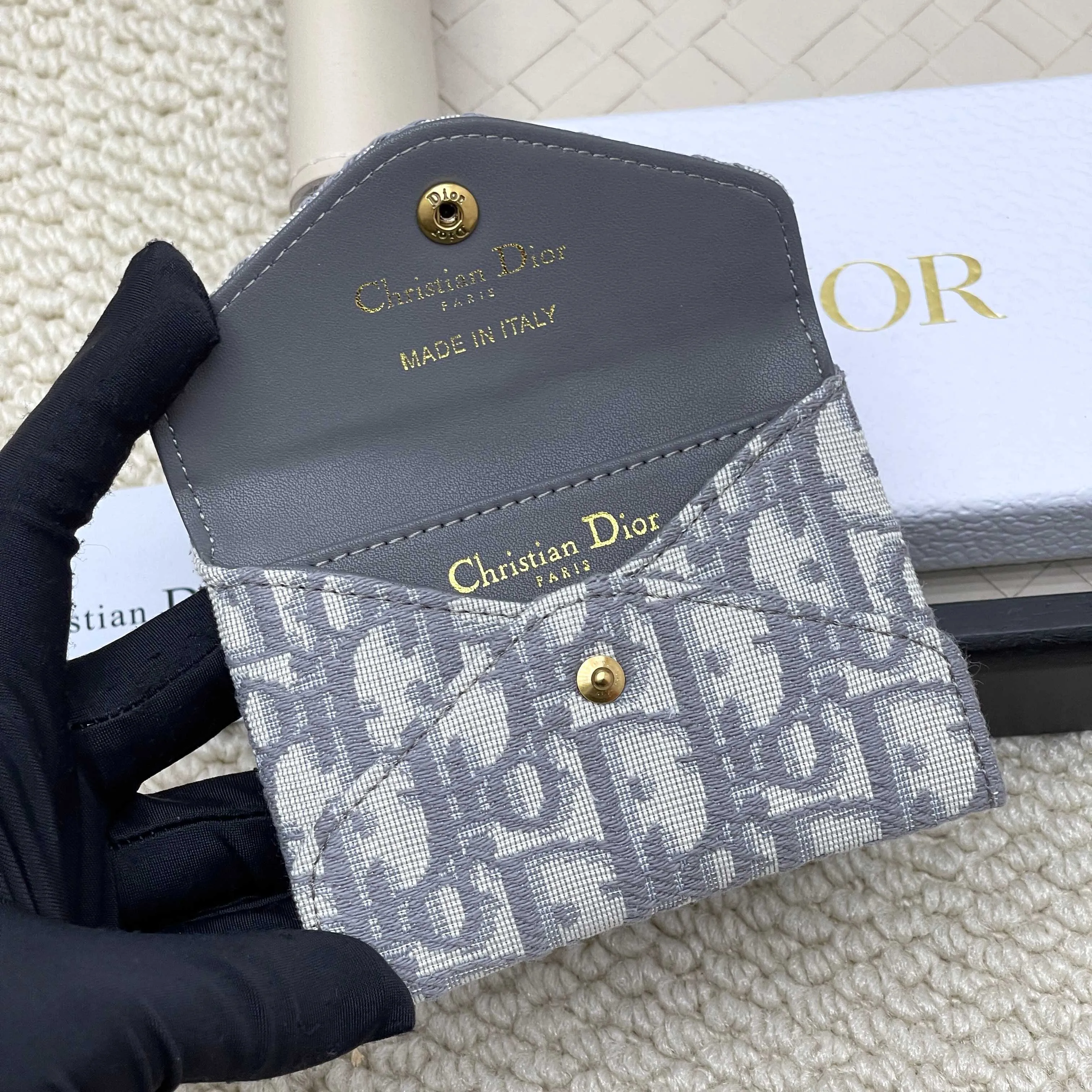 💰140 New🎀🎀DIOR Dior’s most popular bag for early spring 2026. Small and exquisite, it is made of Obliaue presbyopic fabric. The iconic letters enhance the style. The 2-in-1 capacity can store card change. Size: 11*8*2cm. No.: S4318.