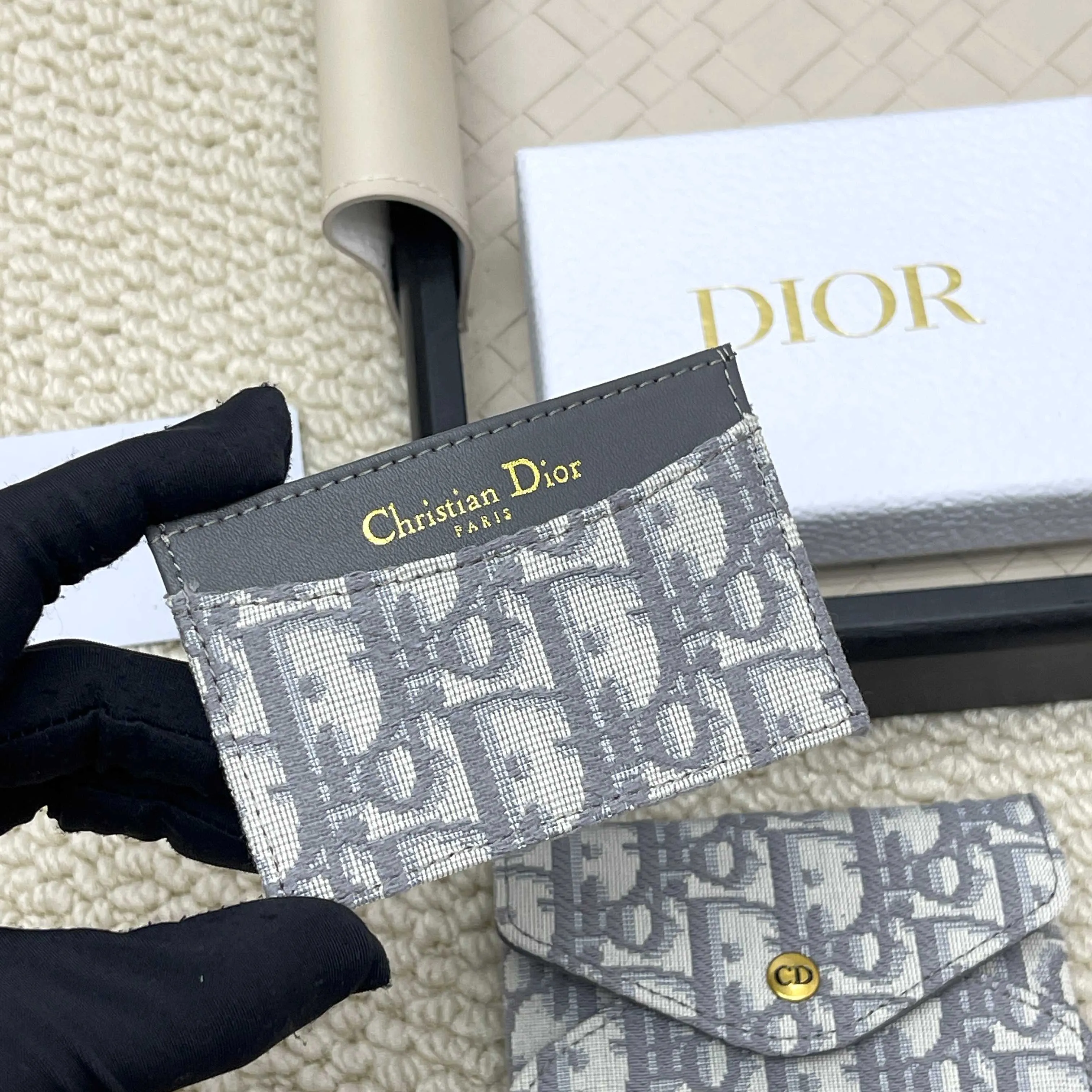 💰140 New🎀🎀DIOR Dior’s most popular bag for early spring 2026. Small and exquisite, it is made of Obliaue presbyopic fabric. The iconic letters enhance the style. The 2-in-1 capacity can store card change. Size: 11*8*2cm. No.: S4318.