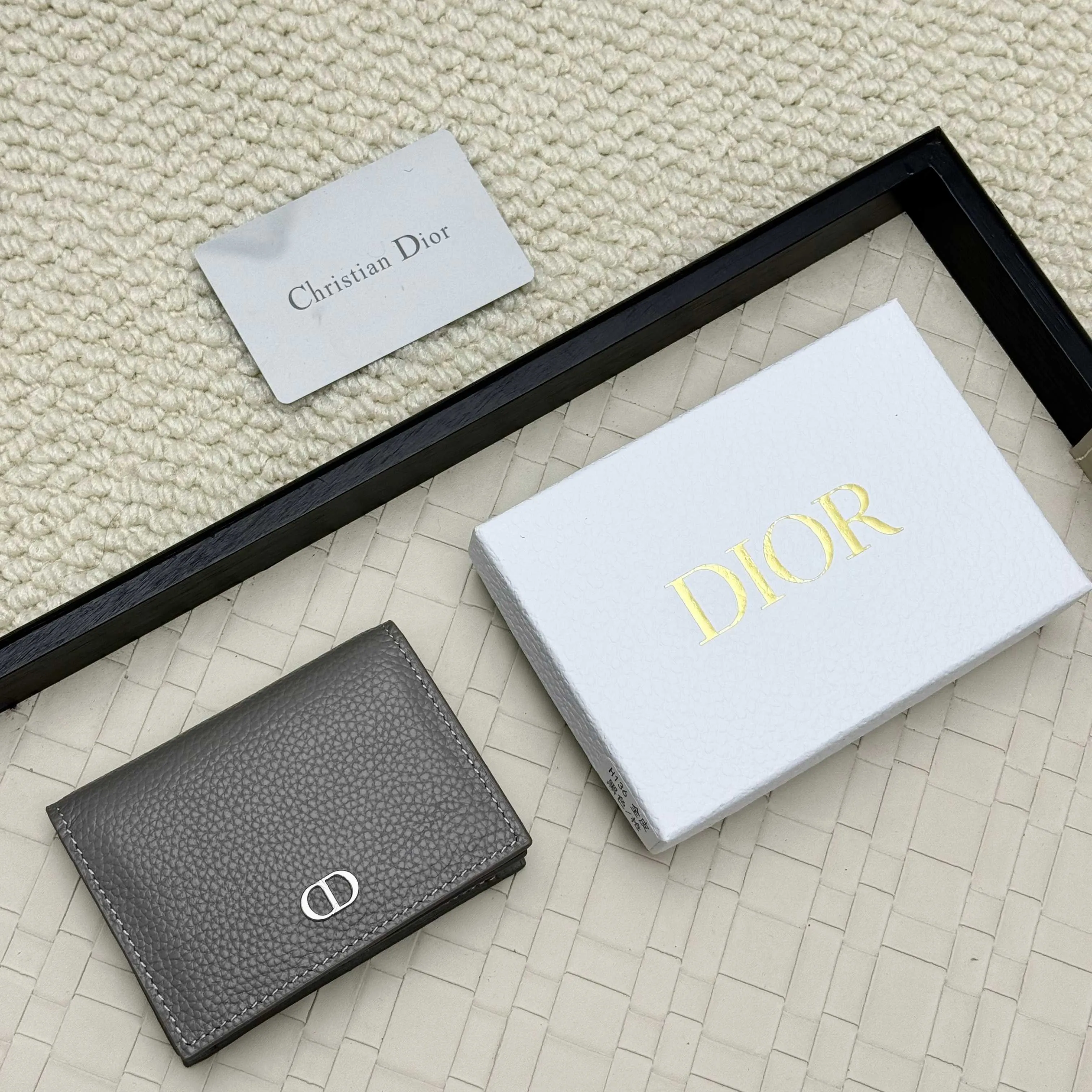 ￥120💰Business card holder is practical and exquisite👏🏻The interior is made of black smooth cowhide. Featuring an interior gusseted compartment with card slots, and a flip-top lid with two card slots. "DIOR" logo on the front and interior. No.: 136 Size: 10*6.8*2cm