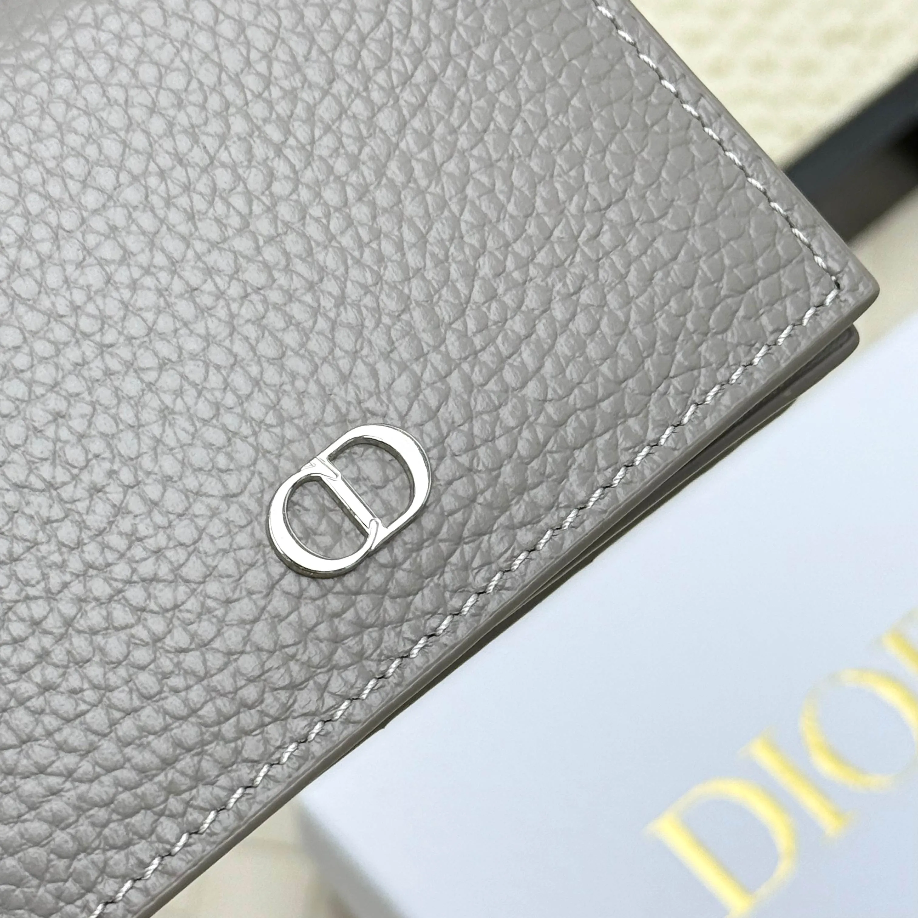￥120💰Business card holder is practical and exquisite👏🏻The interior is made of black smooth cowhide. Featuring an interior gusseted compartment with card slots, and a flip-top lid with two card slots. "DIOR" logo on the front and interior. No.: 136 Size: 10*6.8*2cm