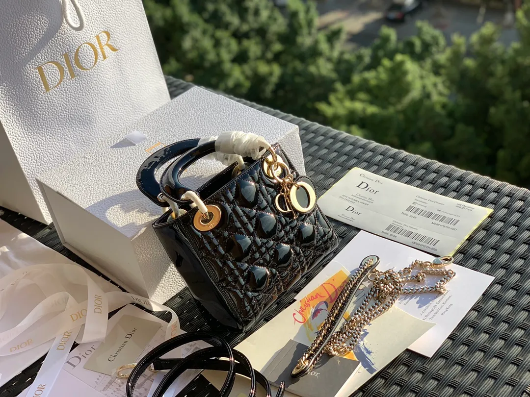 The top upgraded version💰1800, the size is 17×15×7, the black patent leather lady is back! We know many of you have been waiting! It is called the "eternal bag" that women all over the world want most! lady Dio*r! It’s easy to tell from the name that it’s a classic! To be honest, I have seen too many products, and there are too many versions with various prices on the market. I am never afraid of expensive things, but I cannot accept the unaffordable and extravagant prices! Dear friends who have bought our home before, just buy it directly! The same channel! Because there are too many classic styles like this on the market, either we won’t sell them or those that do, we should take them seriously!