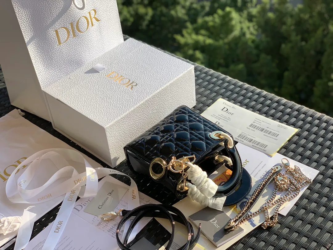 The top upgraded version💰1800, the size is 17×15×7, the black patent leather lady is back! We know many of you have been waiting! It is called the "eternal bag" that women all over the world want most! lady Dio*r! It’s easy to tell from the name that it’s a classic! To be honest, I have seen too many products, and there are too many versions with various prices on the market. I am never afraid of expensive things, but I cannot accept the unaffordable and extravagant prices! Dear friends who have bought our home before, just buy it directly! The same channel! Because there are too many classic styles like this on the market, either we won’t sell them or those that do, we should take them seriously!