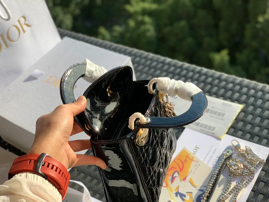 The top upgraded version💰1800, the size is 17×15×7, the black patent leather lady is back! We know many of you have been waiting! It is called the "eternal bag" that women all over the world want most! lady Dio*r! It’s easy to tell from the name that it’s a classic! To be honest, I have seen too many products, and there are too many versions with various prices on the market. I am never afraid of expensive things, but I cannot accept the unaffordable and extravagant prices! Dear friends who have bought our home before, just buy it directly! The same channel! Because there are too many classic styles like this on the market, either we won’t sell them or those that do, we should take them seriously!