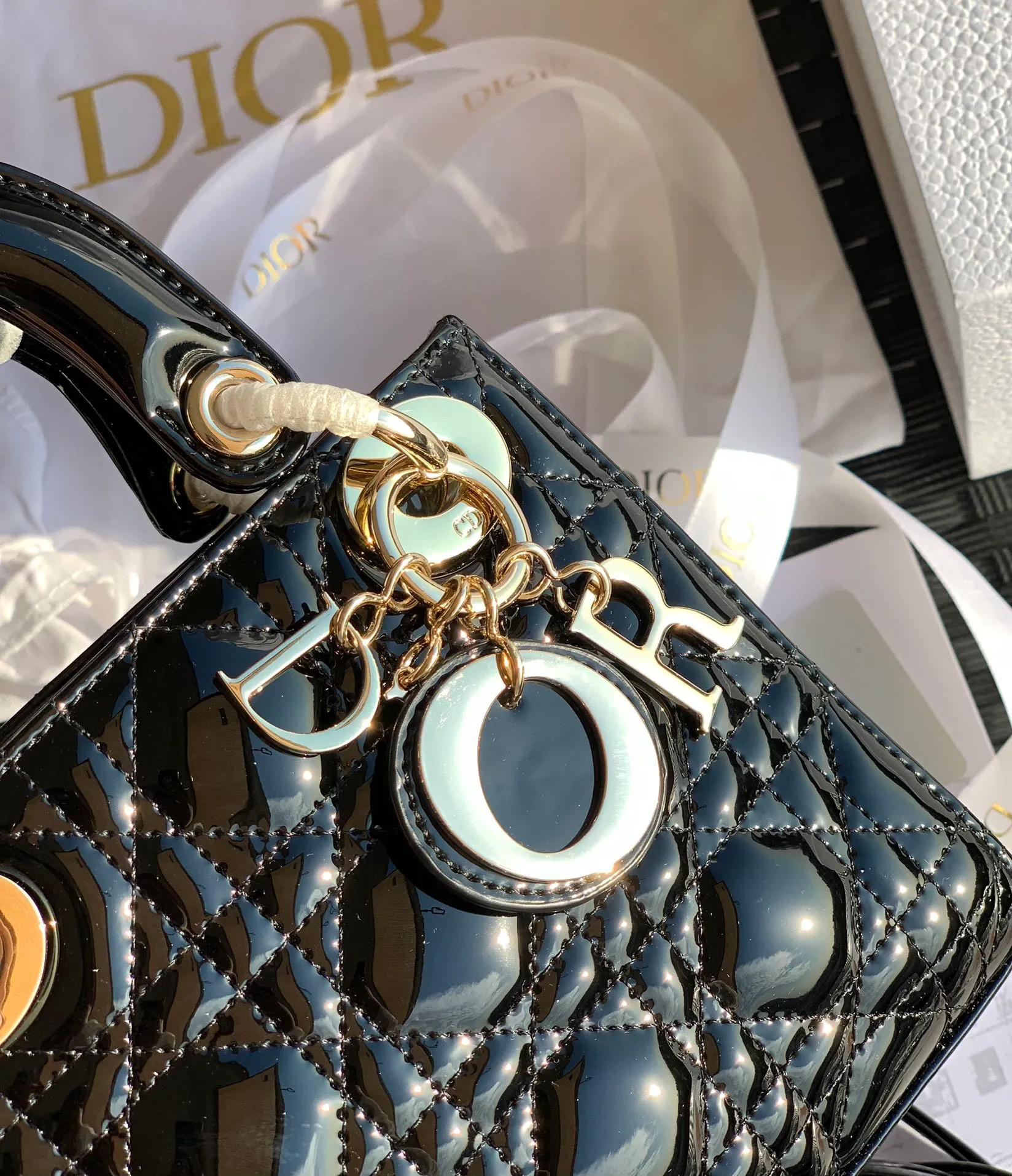 The top upgraded version💰1800, the size is 17×15×7, the black patent leather lady is back! We know many of you have been waiting! It is called the "eternal bag" that women all over the world want most! lady Dio*r! It’s easy to tell from the name that it’s a classic! To be honest, I have seen too many products, and there are too many versions with various prices on the market. I am never afraid of expensive things, but I cannot accept the unaffordable and extravagant prices! Dear friends who have bought our home before, just buy it directly! The same channel! Because there are too many classic styles like this on the market, either we won’t sell them or those that do, we should take them seriously!