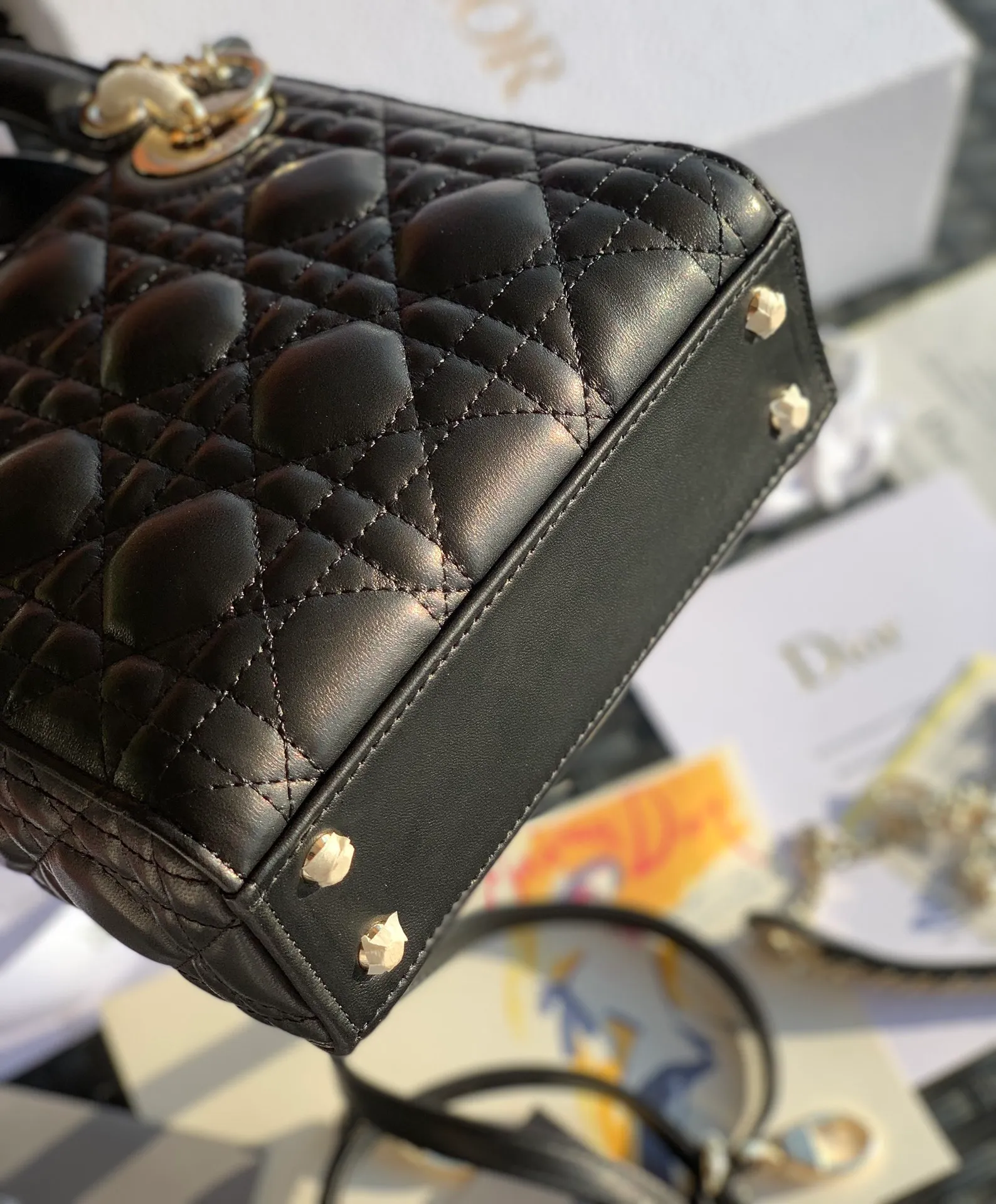 The top upgraded version💰1800 size is 17×15×7 black 3 grid sheepskin DIO*r Princess Diana sheepskin model, so beautiful! Made of imported lambskin, the pores of the leather are visible to the naked eye, but sheepskin is delicate and needs careful care! This material was used by Princess Diana; and black is basically the king of basic items; it is also generally more expensive than other colors! Overseas original factory channels for sales on major purchasing platforms! A rare good thing!