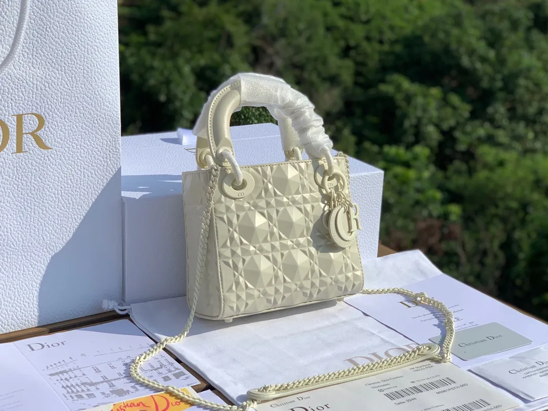 Top upgraded version💰1800, size 17-15-7cm, the latest Dior mini three-lattice diamond pattern white 'Princess Diana bag! Overseas channels! The raw materials from the original factory are absolutely of good quality and rarely get bumped when you go out. Things with good price and good quality actually compete with too many versions in the market. We have compared several relatively high-end versions on the market. The leather, hardware and workmanship are almost the same as those at the counter. Regular customers all know~