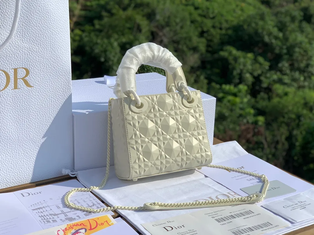 Top upgraded version💰1800, size 17-15-7cm, the latest Dior mini three-lattice diamond pattern white 'Princess Diana bag! Overseas channels! The raw materials from the original factory are absolutely of good quality and rarely get bumped when you go out. Things with good price and good quality actually compete with too many versions in the market. We have compared several relatively high-end versions on the market. The leather, hardware and workmanship are almost the same as those at the counter. Regular customers all know~