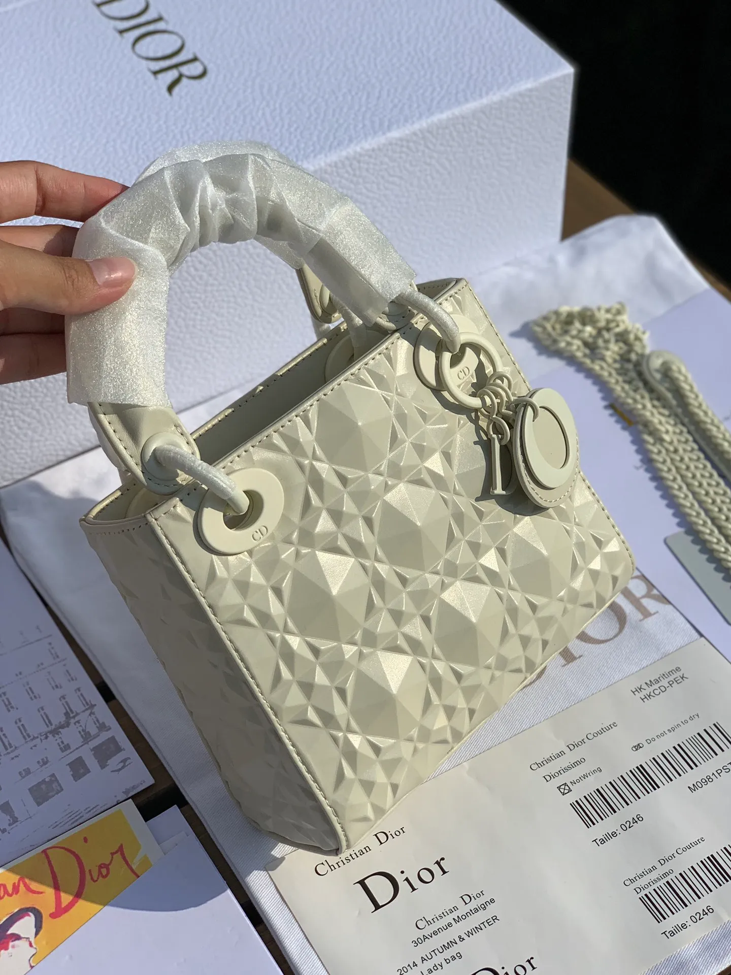 Top upgraded version💰1800, size 17-15-7cm, the latest Dior mini three-lattice diamond pattern white 'Princess Diana bag! Overseas channels! The raw materials from the original factory are absolutely of good quality and rarely get bumped when you go out. Things with good price and good quality actually compete with too many versions in the market. We have compared several relatively high-end versions on the market. The leather, hardware and workmanship are almost the same as those at the counter. Regular customers all know~