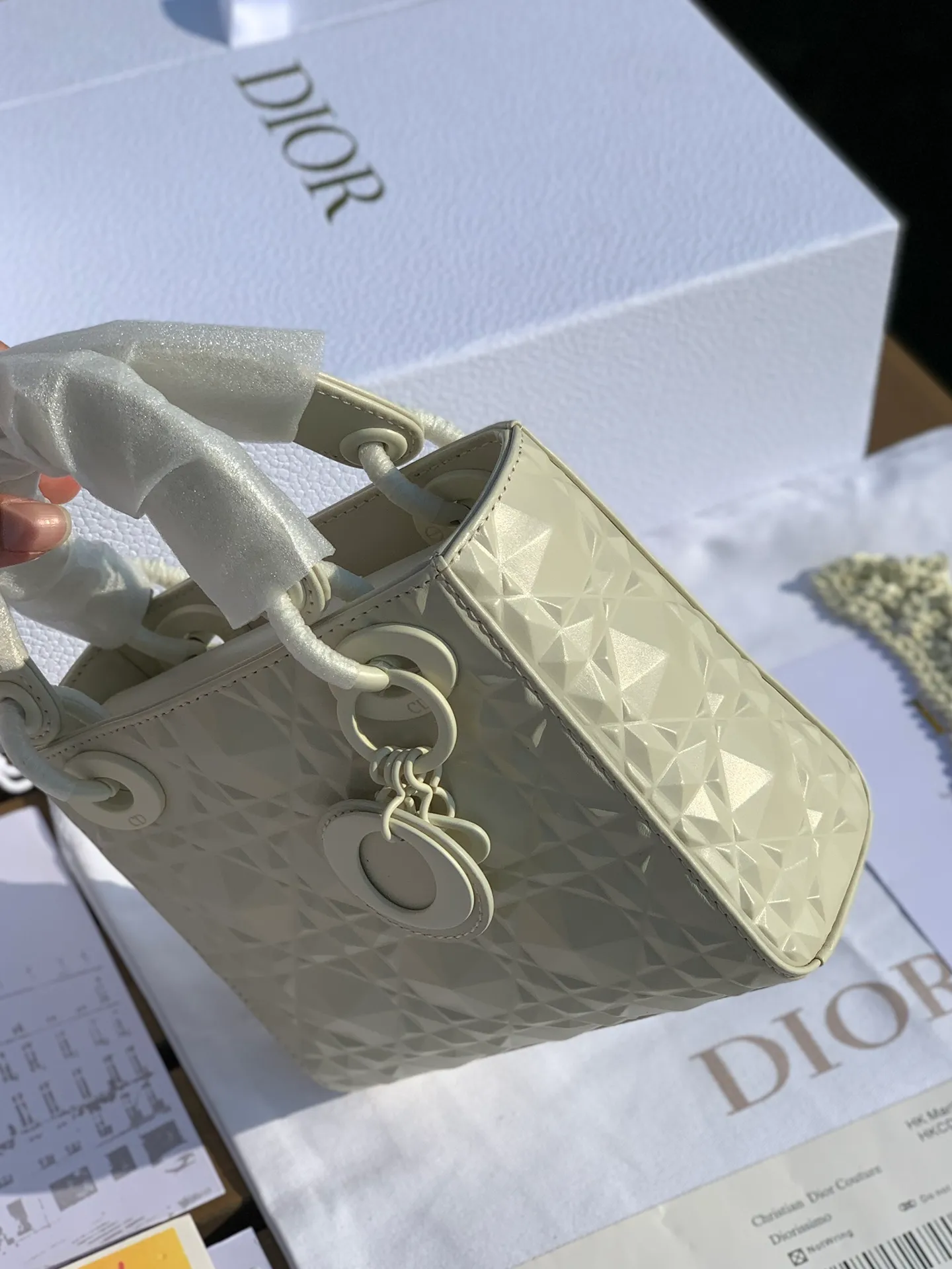 Top upgraded version💰1800, size 17-15-7cm, the latest Dior mini three-lattice diamond pattern white 'Princess Diana bag! Overseas channels! The raw materials from the original factory are absolutely of good quality and rarely get bumped when you go out. Things with good price and good quality actually compete with too many versions in the market. We have compared several relatively high-end versions on the market. The leather, hardware and workmanship are almost the same as those at the counter. Regular customers all know~