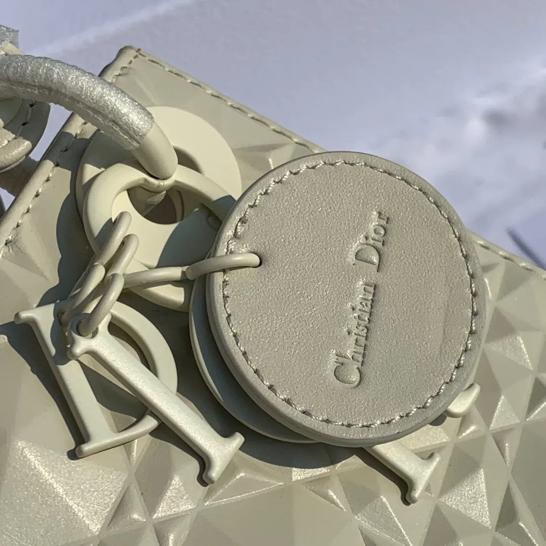 Top upgraded version💰1800, size 17-15-7cm, the latest Dior mini three-lattice diamond pattern white 'Princess Diana bag! Overseas channels! The raw materials from the original factory are absolutely of good quality and rarely get bumped when you go out. Things with good price and good quality actually compete with too many versions in the market. We have compared several relatively high-end versions on the market. The leather, hardware and workmanship are almost the same as those at the counter. Regular customers all know~