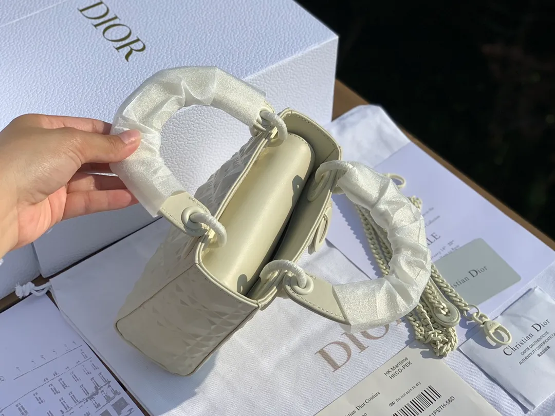 Top upgraded version💰1800, size 17-15-7cm, the latest Dior mini three-lattice diamond pattern white 'Princess Diana bag! Overseas channels! The raw materials from the original factory are absolutely of good quality and rarely get bumped when you go out. Things with good price and good quality actually compete with too many versions in the market. We have compared several relatively high-end versions on the market. The leather, hardware and workmanship are almost the same as those at the counter. Regular customers all know~