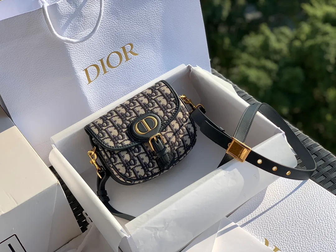 ❗️❗️❗️Free shipping with SF Express for year-end events❗️❗️❗️💰1500 Size 18 x 14 x 5 CM small D’s old flower embroidered bobby shoulder bag, half-moon shape is exquisite and retro! To say that it is popular, it must be because it comes with retro filters, which can perform to a high level in any style and design! Goods from overseas channels! I don’t want to praise the quality of this channel again! I have repeatedly taken pictures and sold them a lot, with a repurchase rate of 200%! It is no exaggeration to say that it is exactly the same thing as purchased at the counter! There are 27,000 for sale on the official website, any comparison is accepted!