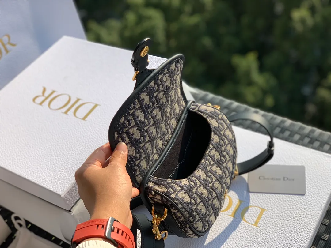 ❗️❗️❗️Free shipping with SF Express for year-end events❗️❗️❗️💰1500 Size 18 x 14 x 5 CM small D’s old flower embroidered bobby shoulder bag, half-moon shape is exquisite and retro! To say that it is popular, it must be because it comes with retro filters, which can perform to a high level in any style and design! Goods from overseas channels! I don’t want to praise the quality of this channel again! I have repeatedly taken pictures and sold them a lot, with a repurchase rate of 200%! It is no exaggeration to say that it is exactly the same thing as purchased at the counter! There are 27,000 for sale on the official website, any comparison is accepted!