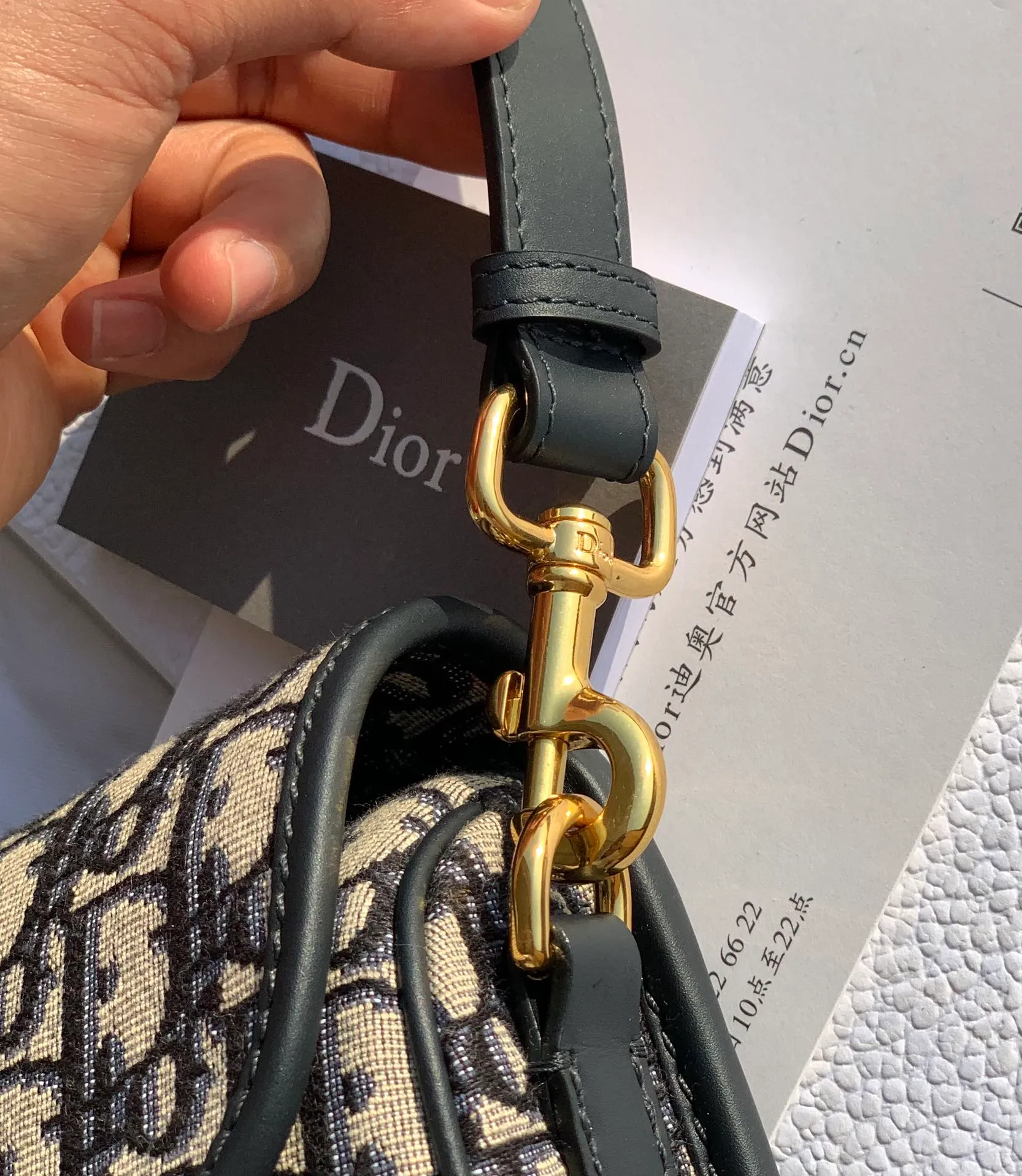 ❗️❗️❗️Free shipping with SF Express for year-end events❗️❗️❗️💰1500 Size 18 x 14 x 5 CM small D’s old flower embroidered bobby shoulder bag, half-moon shape is exquisite and retro! To say that it is popular, it must be because it comes with retro filters, which can perform to a high level in any style and design! Goods from overseas channels! I don’t want to praise the quality of this channel again! I have repeatedly taken pictures and sold them a lot, with a repurchase rate of 200%! It is no exaggeration to say that it is exactly the same thing as purchased at the counter! There are 27,000 for sale on the official website, any comparison is accepted!
