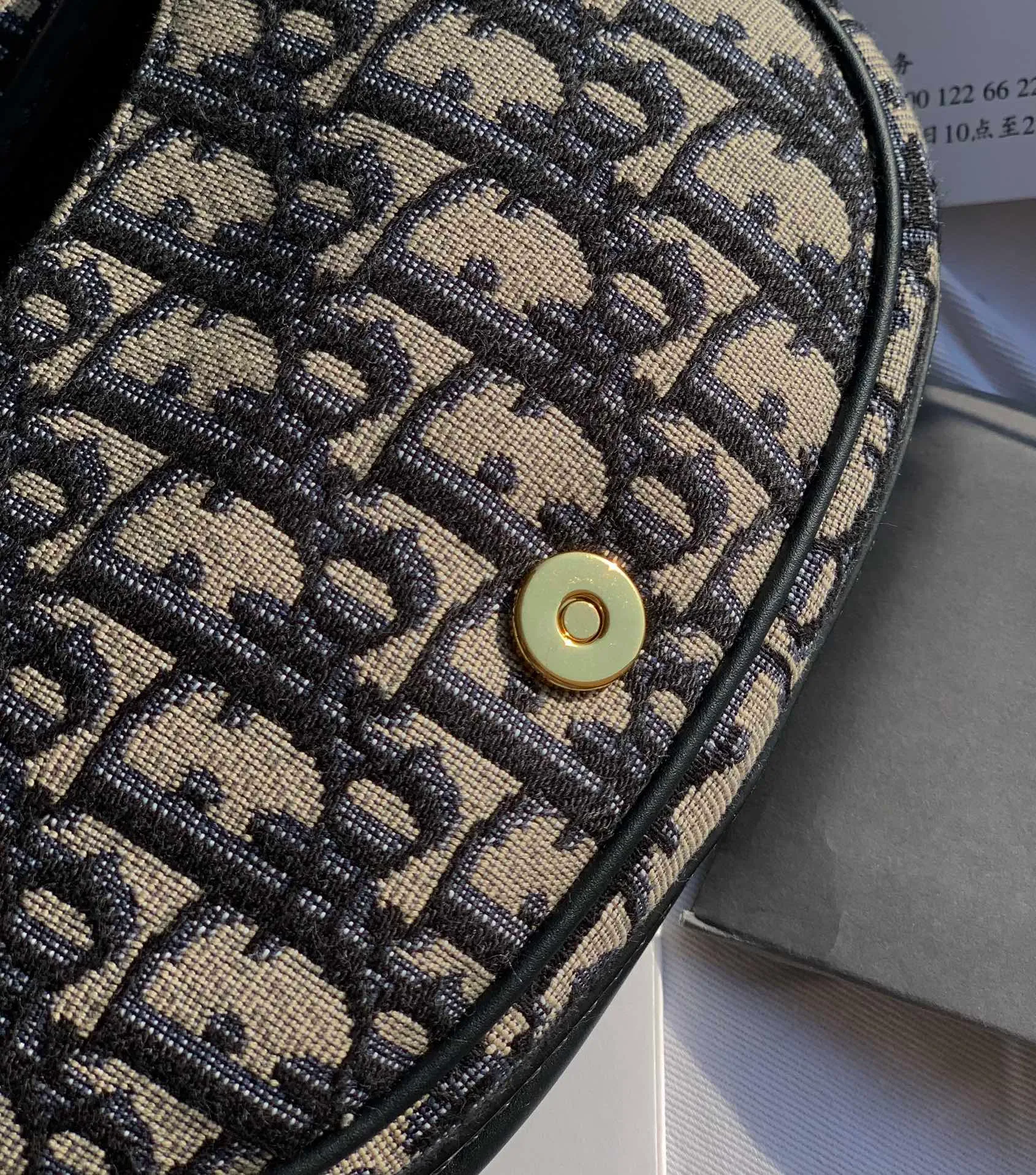 ❗️❗️❗️Free shipping with SF Express for year-end events❗️❗️❗️💰1500 Size 18 x 14 x 5 CM small D’s old flower embroidered bobby shoulder bag, half-moon shape is exquisite and retro! To say that it is popular, it must be because it comes with retro filters, which can perform to a high level in any style and design! Goods from overseas channels! I don’t want to praise the quality of this channel again! I have repeatedly taken pictures and sold them a lot, with a repurchase rate of 200%! It is no exaggeration to say that it is exactly the same thing as purchased at the counter! There are 27,000 for sale on the official website, any comparison is accepted!