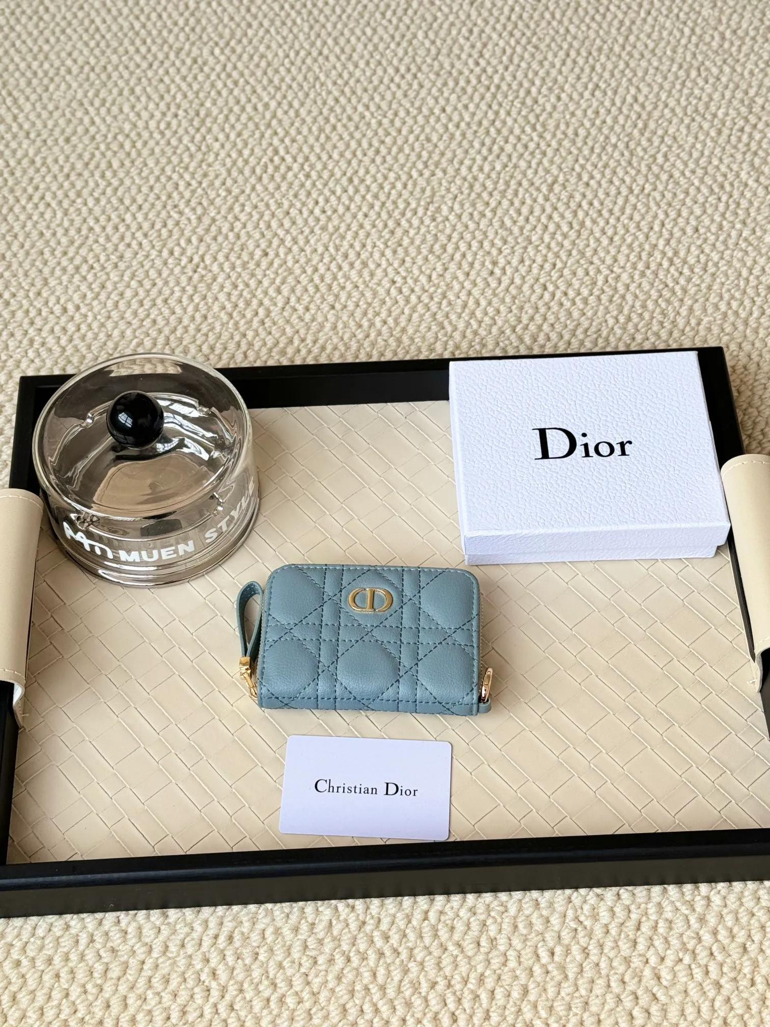 💰150 Dior New Caro Zippered Card Holder I love it. I originally wanted to buy a wallet, but I fell in love with this card holder. The size is just right and there are enough card slots. When Sydney is on lockdown and you can't go to the store, SA will send you photos and payment links. It's very convenient. I paid in the morning and received it in the afternoon. I think it looks better than the zipper card holder in C. The small metal ring next to the zipper is convenient for connecting the card holder to the bag and is not easy to lose. The calfskin material feels great. No.: S5034 Carol grain (size 9*11cm)