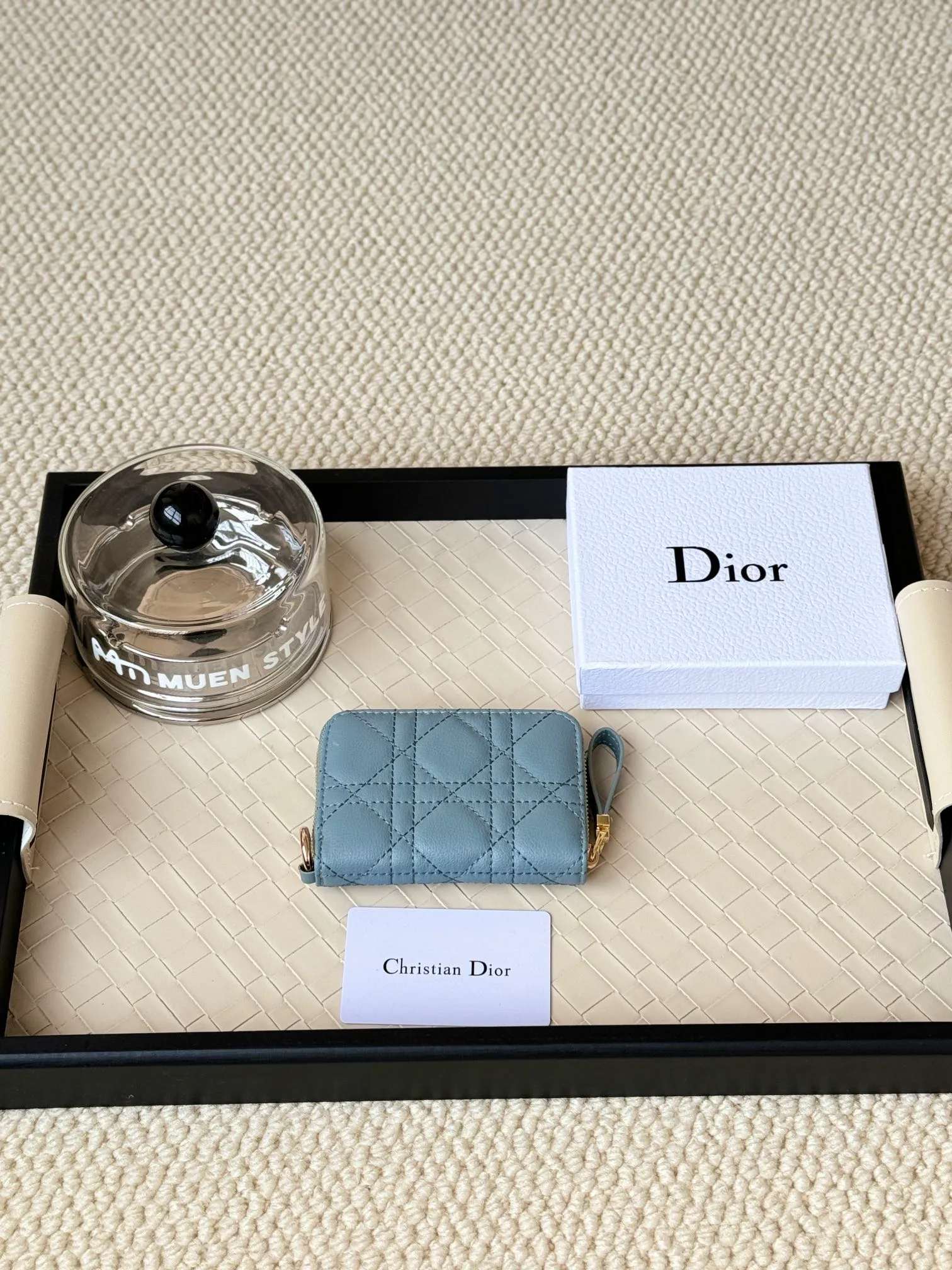 💰150 Dior New Caro Zippered Card Holder I love it. I originally wanted to buy a wallet, but I fell in love with this card holder. The size is just right and there are enough card slots. When Sydney is on lockdown and you can't go to the store, SA will send you photos and payment links. It's very convenient. I paid in the morning and received it in the afternoon. I think it looks better than the zipper card holder in C. The small metal ring next to the zipper is convenient for connecting the card holder to the bag and is not easy to lose. The calfskin material feels great. No.: S5034 Carol grain (size 9*11cm)