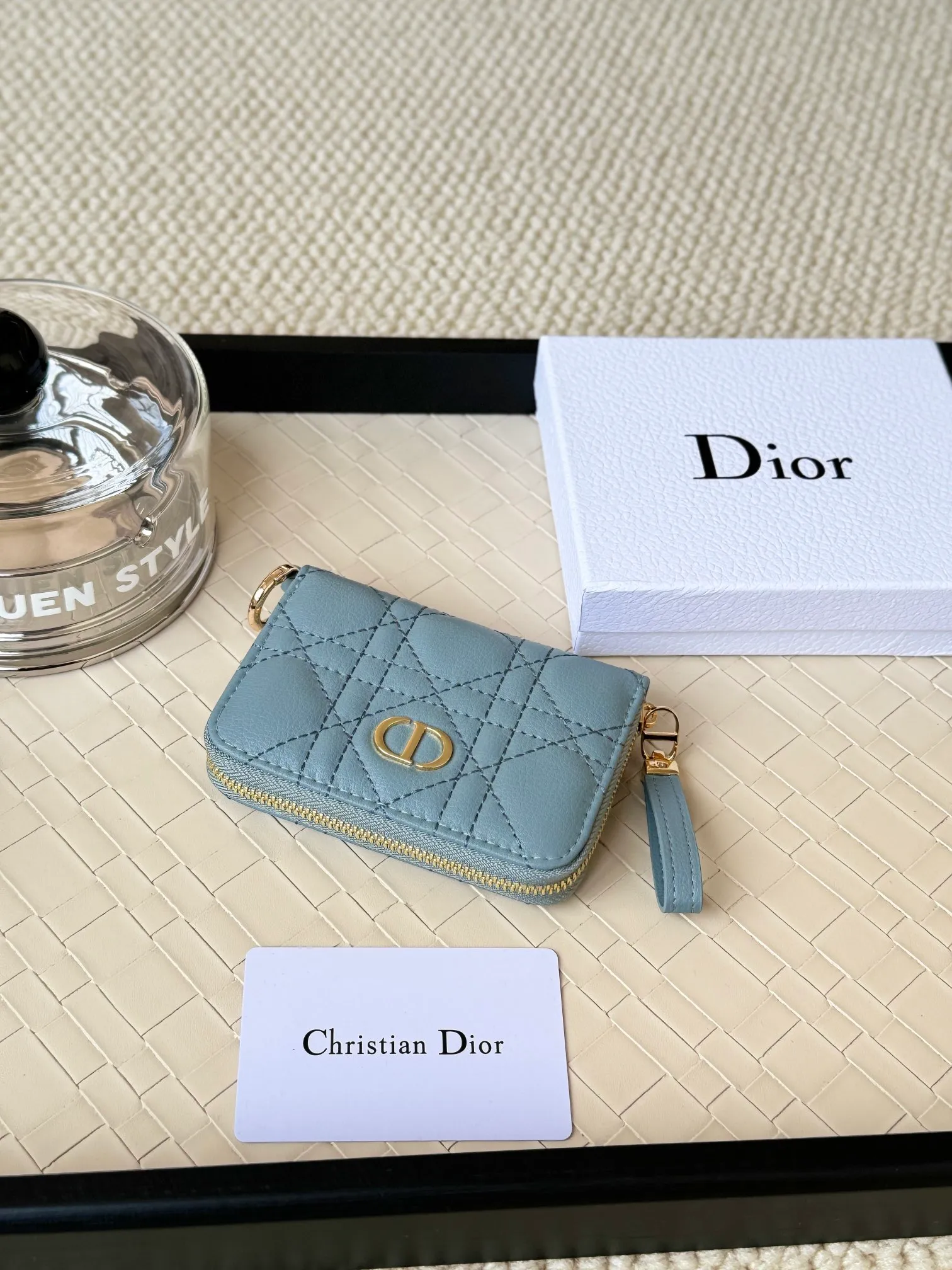 💰150 Dior New Caro Zippered Card Holder I love it. I originally wanted to buy a wallet, but I fell in love with this card holder. The size is just right and there are enough card slots. When Sydney is on lockdown and you can't go to the store, SA will send you photos and payment links. It's very convenient. I paid in the morning and received it in the afternoon. I think it looks better than the zipper card holder in C. The small metal ring next to the zipper is convenient for connecting the card holder to the bag and is not easy to lose. The calfskin material feels great. No.: S5034 Carol grain (size 9*11cm)