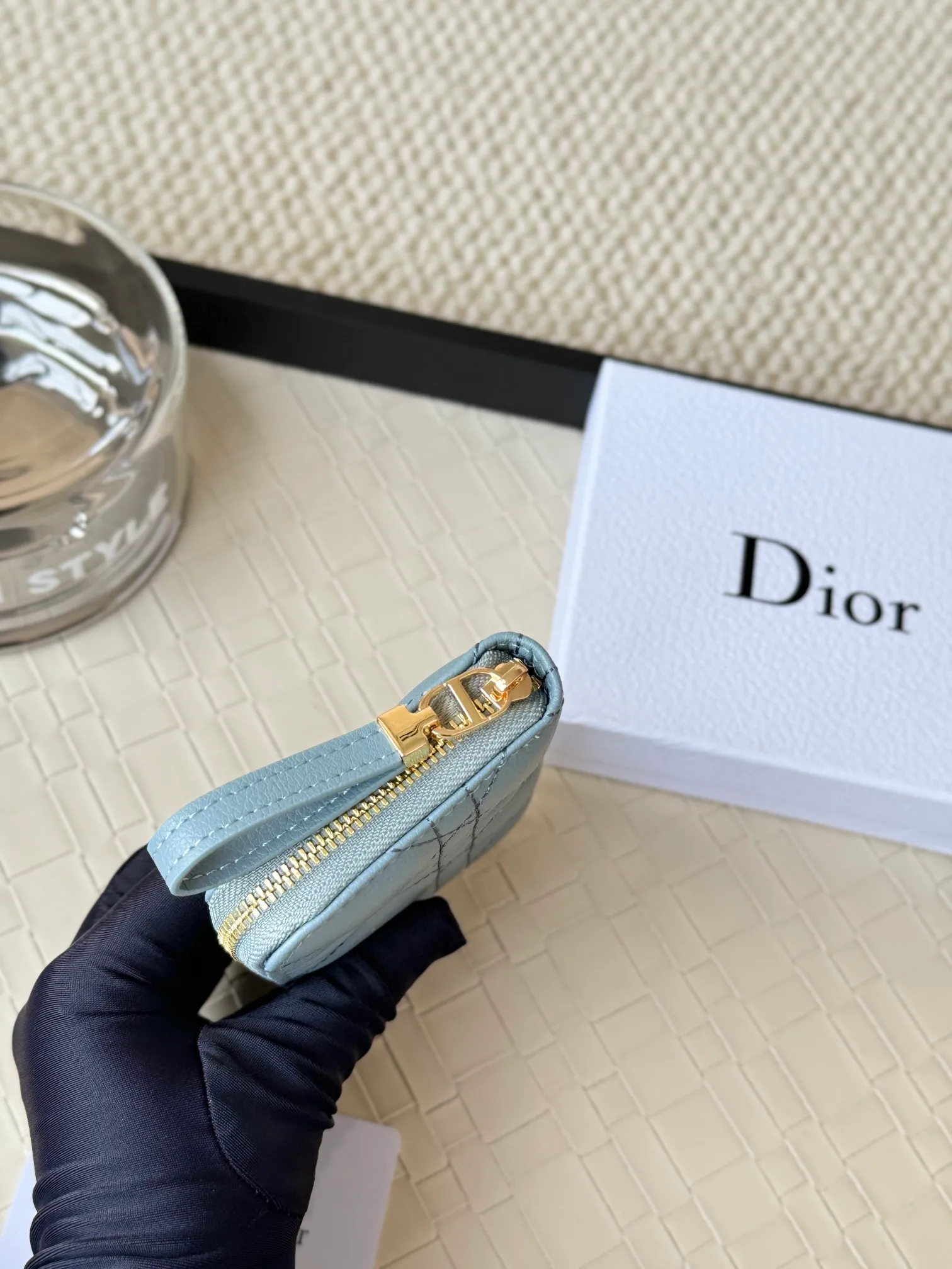 💰150 Dior New Caro Zippered Card Holder I love it. I originally wanted to buy a wallet, but I fell in love with this card holder. The size is just right and there are enough card slots. When Sydney is on lockdown and you can't go to the store, SA will send you photos and payment links. It's very convenient. I paid in the morning and received it in the afternoon. I think it looks better than the zipper card holder in C. The small metal ring next to the zipper is convenient for connecting the card holder to the bag and is not easy to lose. The calfskin material feels great. No.: S5034 Carol grain (size 9*11cm)