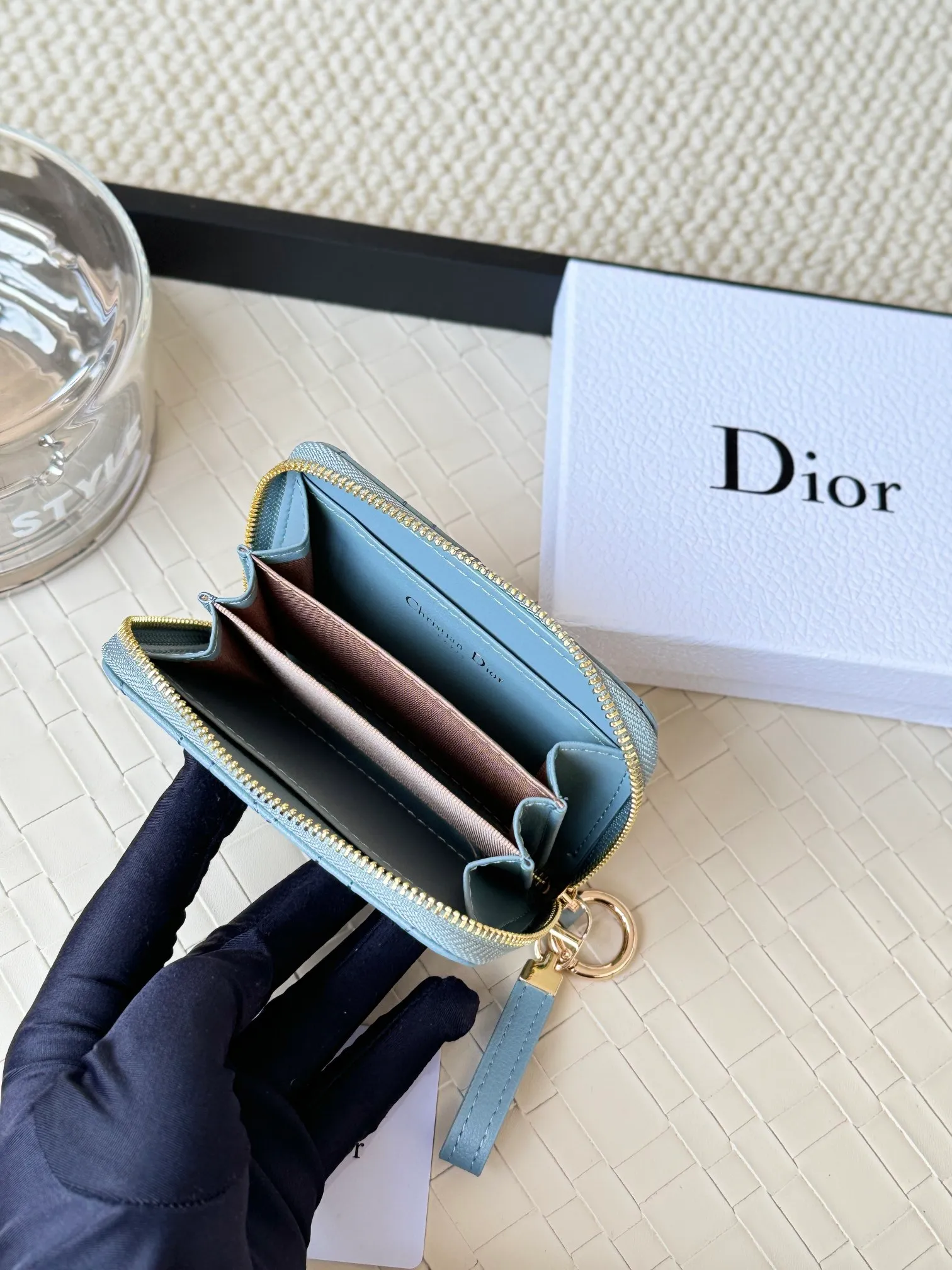 💰150 Dior New Caro Zippered Card Holder I love it. I originally wanted to buy a wallet, but I fell in love with this card holder. The size is just right and there are enough card slots. When Sydney is on lockdown and you can't go to the store, SA will send you photos and payment links. It's very convenient. I paid in the morning and received it in the afternoon. I think it looks better than the zipper card holder in C. The small metal ring next to the zipper is convenient for connecting the card holder to the bag and is not easy to lose. The calfskin material feels great. No.: S5034 Carol grain (size 9*11cm)