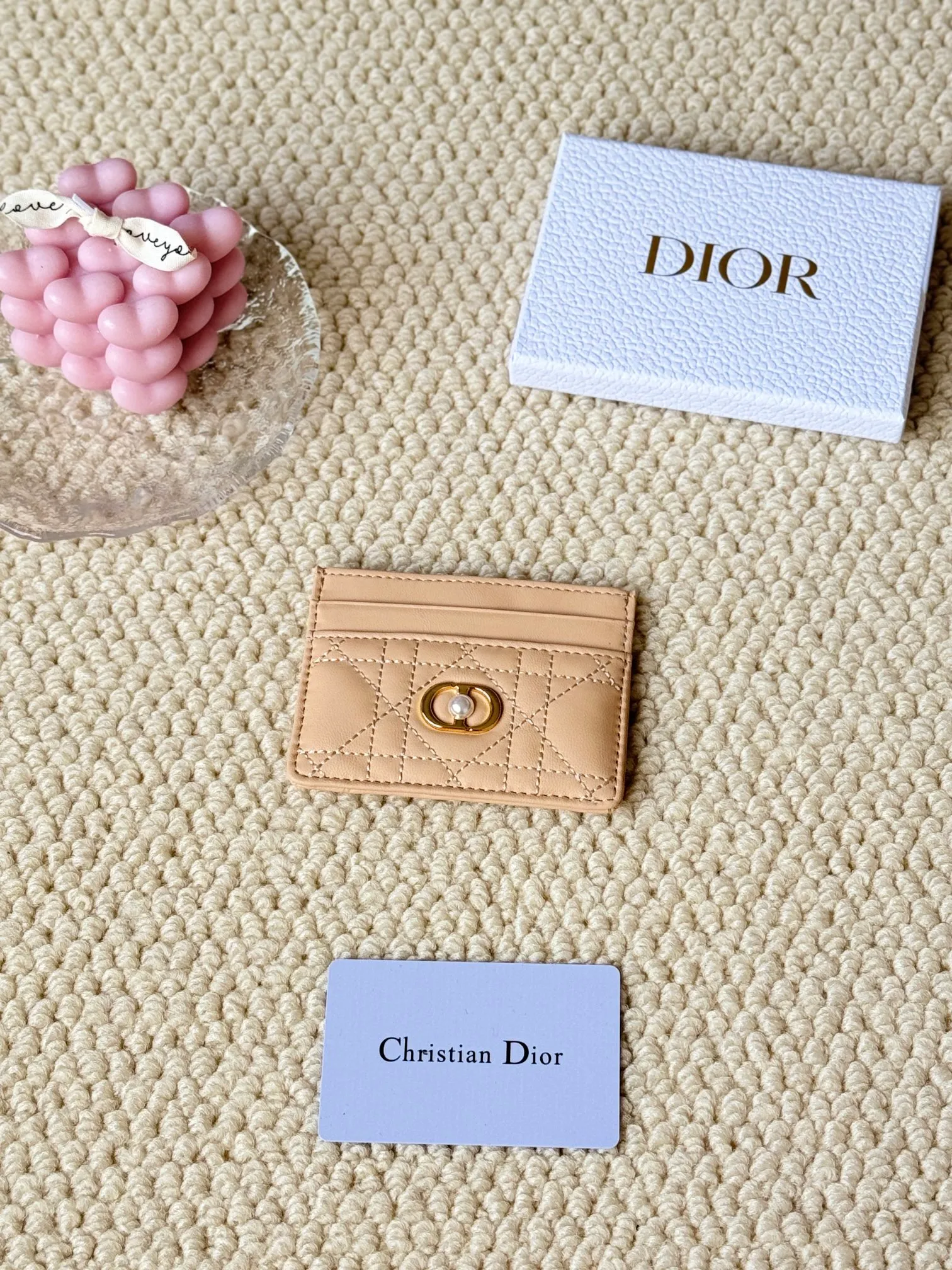 💰110 dior card cd card holder New style CD with a mini pearl on the front No.: S3103 Carefully made of soft cowhide, decorated with cannage pattern topstitching, embellished with "CD" ➕ pearl embellishment logo on the front. Elegant and sophisticated, it has five card slots and is suitable for various occasions. Size: 10.5*7.5cm Dior Caro five-compartment card holder is a new product this season, elegant and practical.