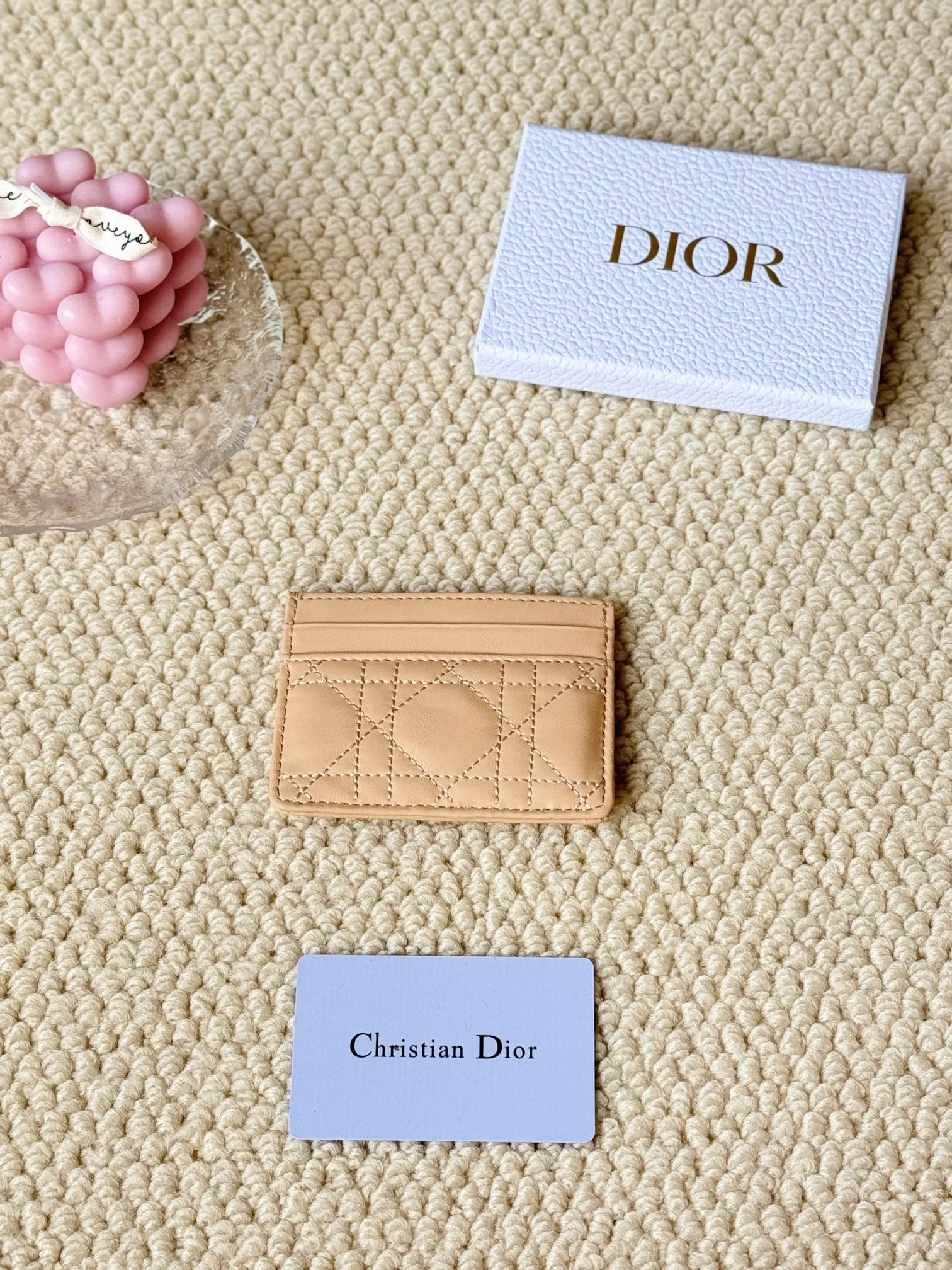 💰110 dior card cd card holder New style CD with a mini pearl on the front No.: S3103 Carefully made of soft cowhide, decorated with cannage pattern topstitching, embellished with "CD" ➕ pearl embellishment logo on the front. Elegant and sophisticated, it has five card slots and is suitable for various occasions. Size: 10.5*7.5cm Dior Caro five-compartment card holder is a new product this season, elegant and practical.