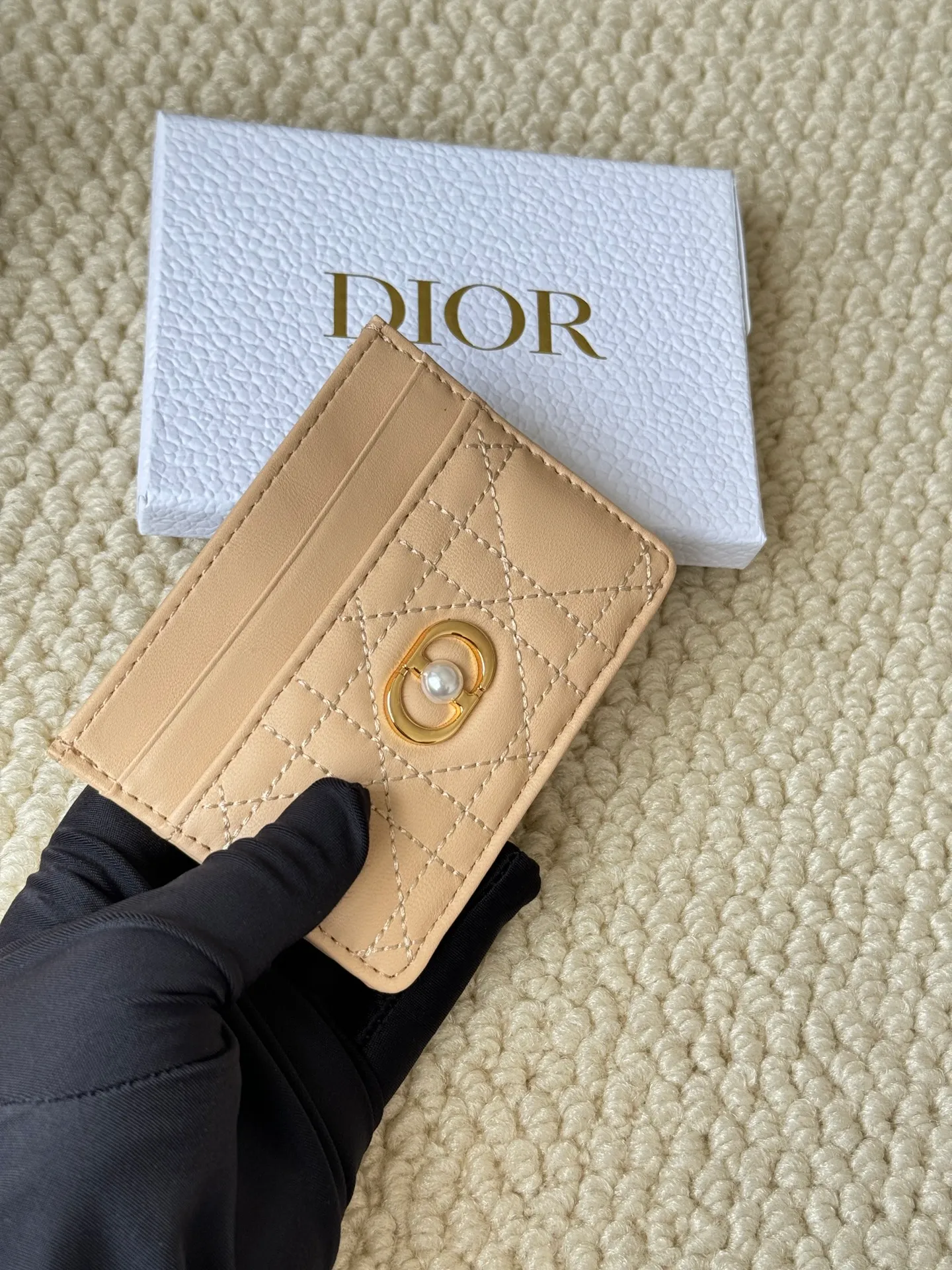 💰110 dior card cd card holder New style CD with a mini pearl on the front No.: S3103 Carefully made of soft cowhide, decorated with cannage pattern topstitching, embellished with "CD" ➕ pearl embellishment logo on the front. Elegant and sophisticated, it has five card slots and is suitable for various occasions. Size: 10.5*7.5cm Dior Caro five-compartment card holder is a new product this season, elegant and practical.