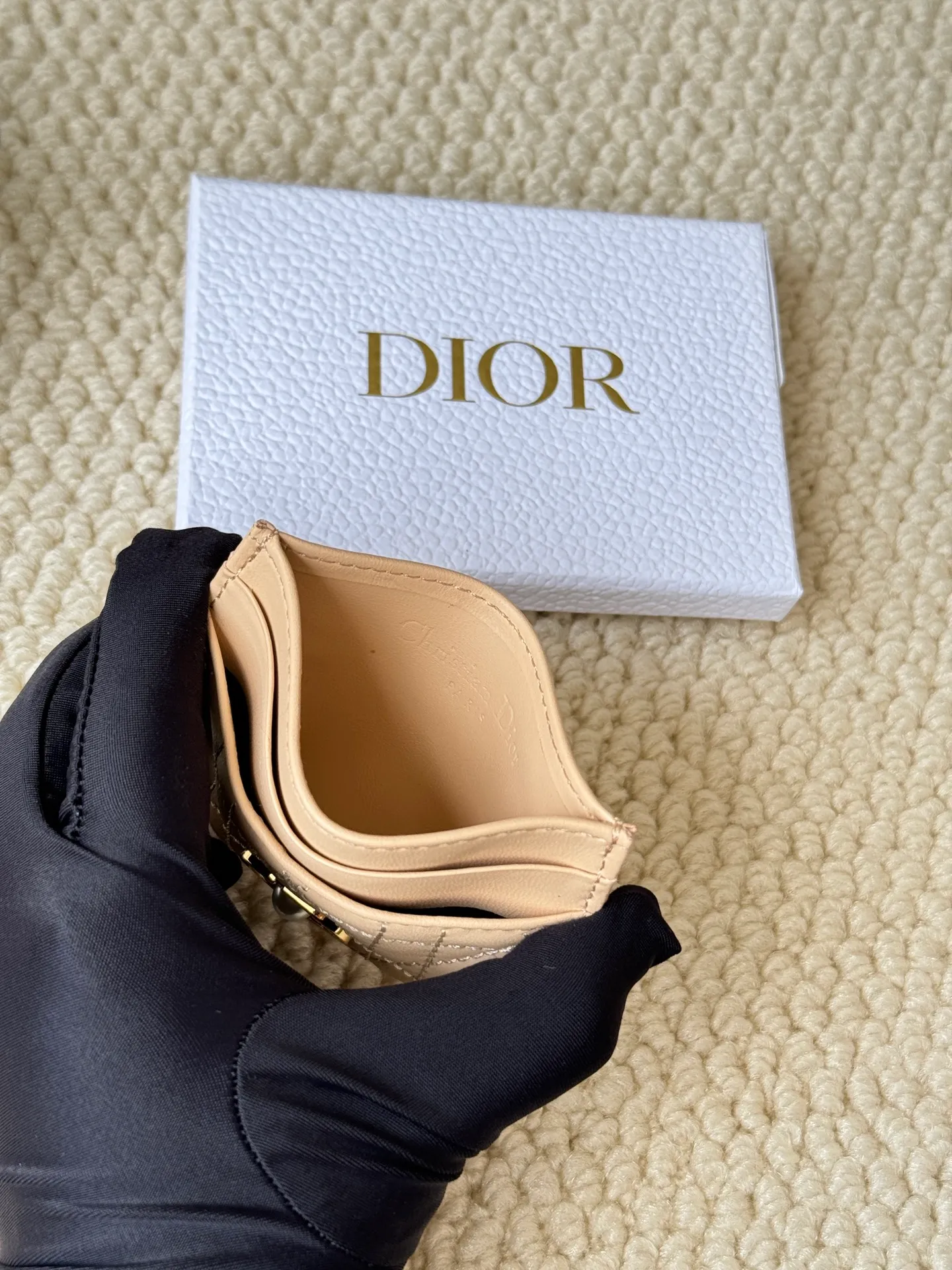 💰110 dior card cd card holder New style CD with a mini pearl on the front No.: S3103 Carefully made of soft cowhide, decorated with cannage pattern topstitching, embellished with "CD" ➕ pearl embellishment logo on the front. Elegant and sophisticated, it has five card slots and is suitable for various occasions. Size: 10.5*7.5cm Dior Caro five-compartment card holder is a new product this season, elegant and practical.