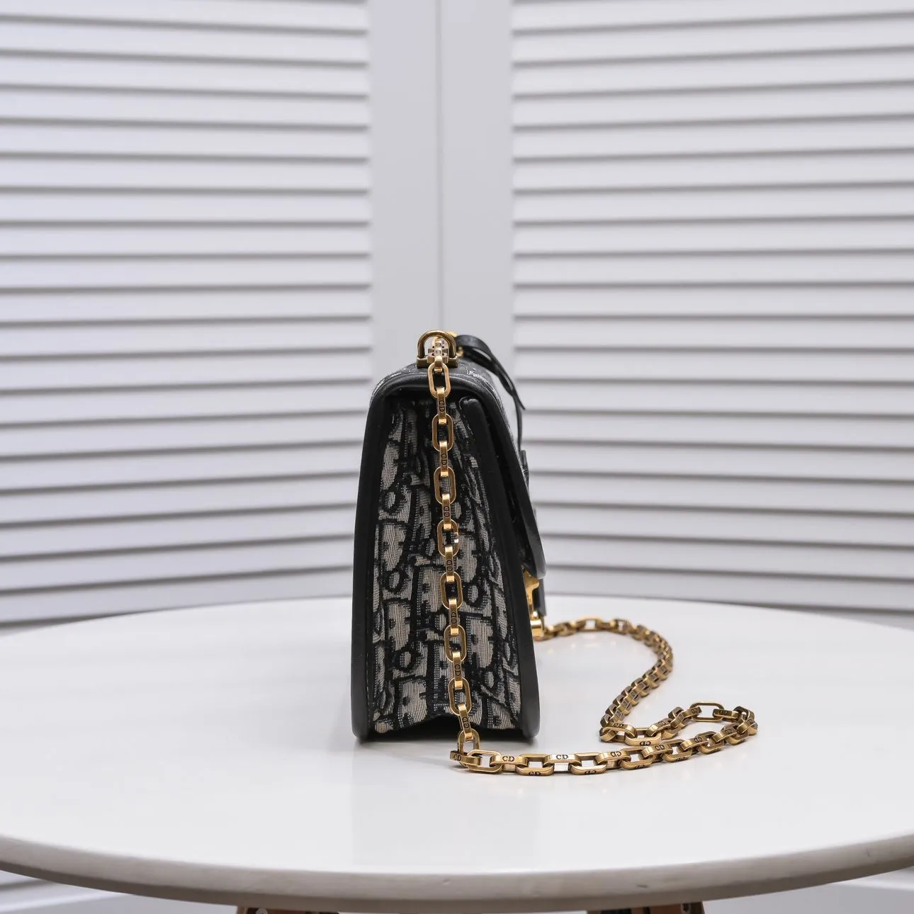 💰420￥Chain terms🔥 🔥‼ Original development! ! Every detail has been spared... 🎏DIOR OBLIQUE flip-top small handbag🎊🎏Iconic canvas with smooth calfskin details🎊👉With vintage gold metal lock 👉Vintage gold metal belt "CD" detachable chain strap👉Can be carried on the shoulder or crossbody🎯Model: 9902🎯Size: 24*16*8🎯Quality upgrade